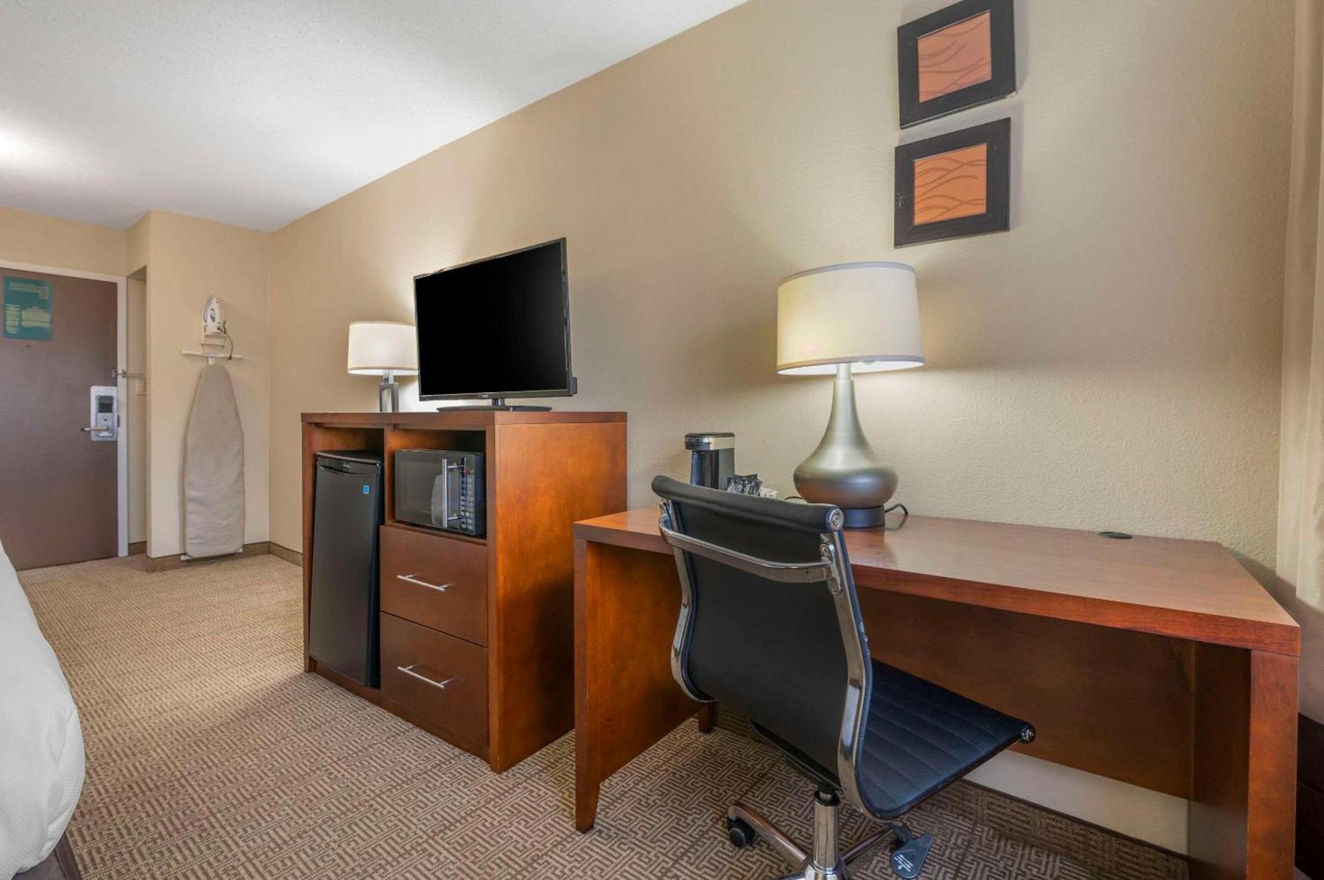 Comfort Inn & Suites Indianapolis Northwest - College Park photo 11