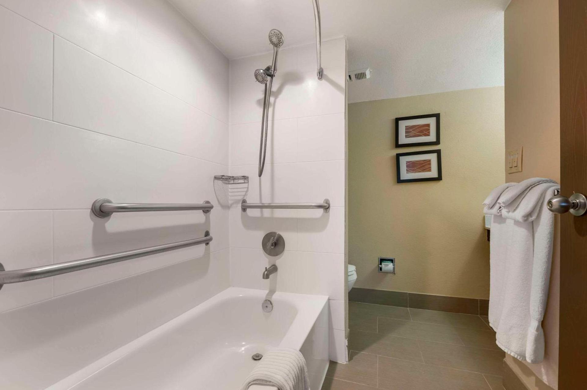 Comfort Inn & Suites Indianapolis Northwest - College Park photo 25