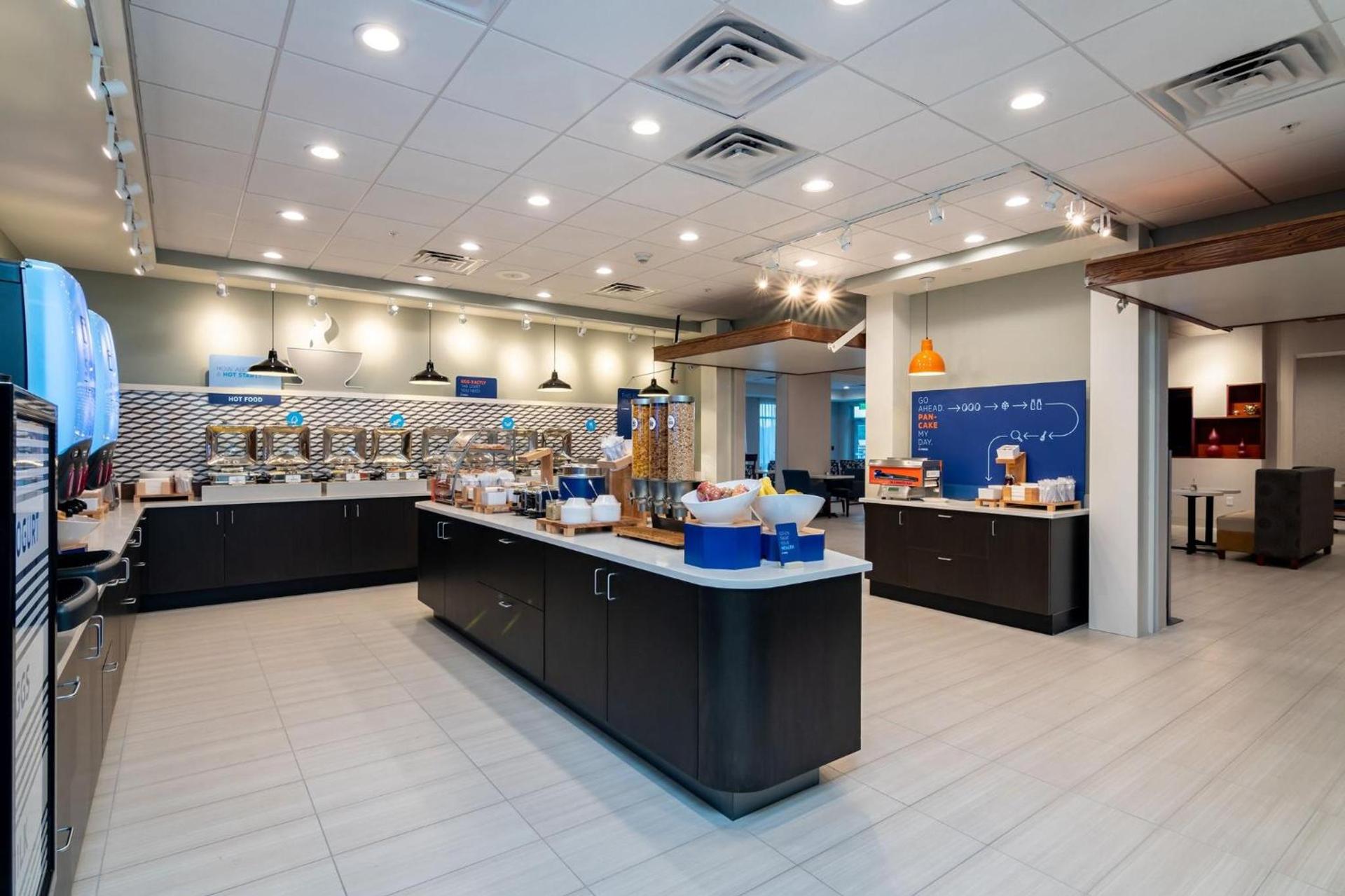 Holiday Inn Express & Suites Orlando- Lake Buena Vista by IHG photo 3