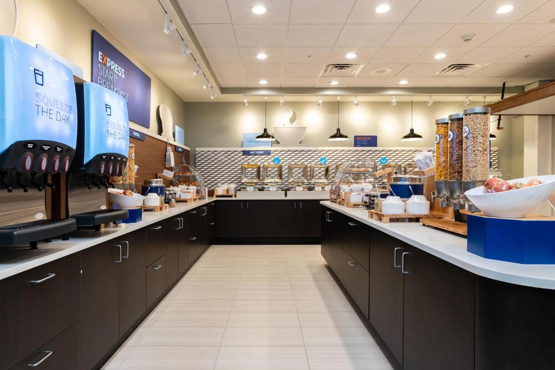 Holiday Inn Express & Suites Orlando- Lake Buena Vista by IHG photo 11