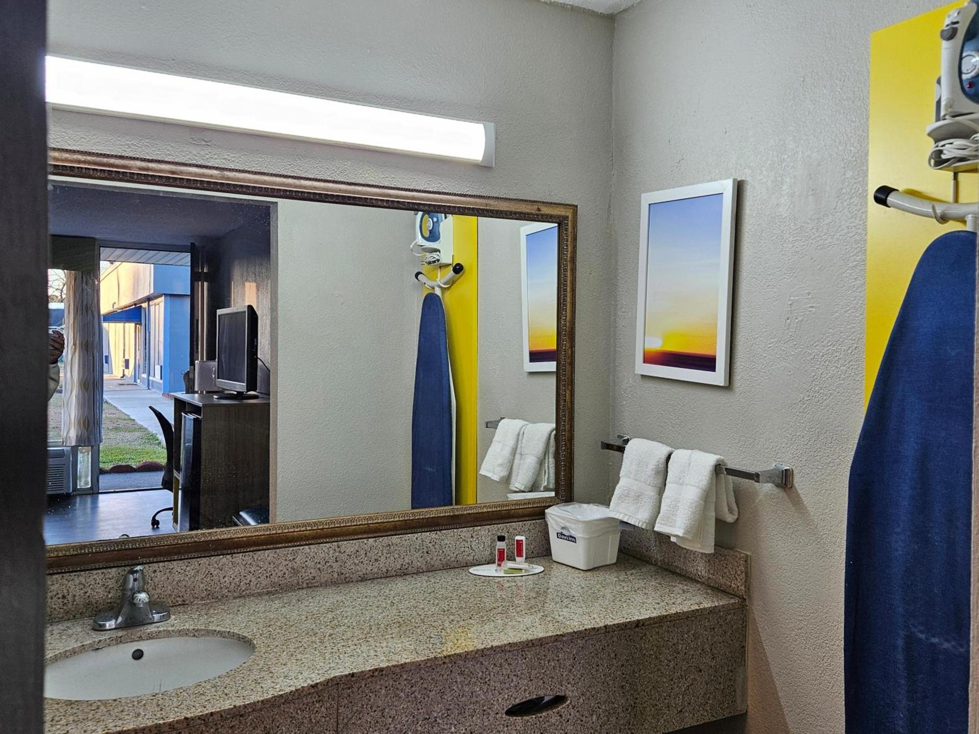 Days Inn by Wyndham Washington photo 3
