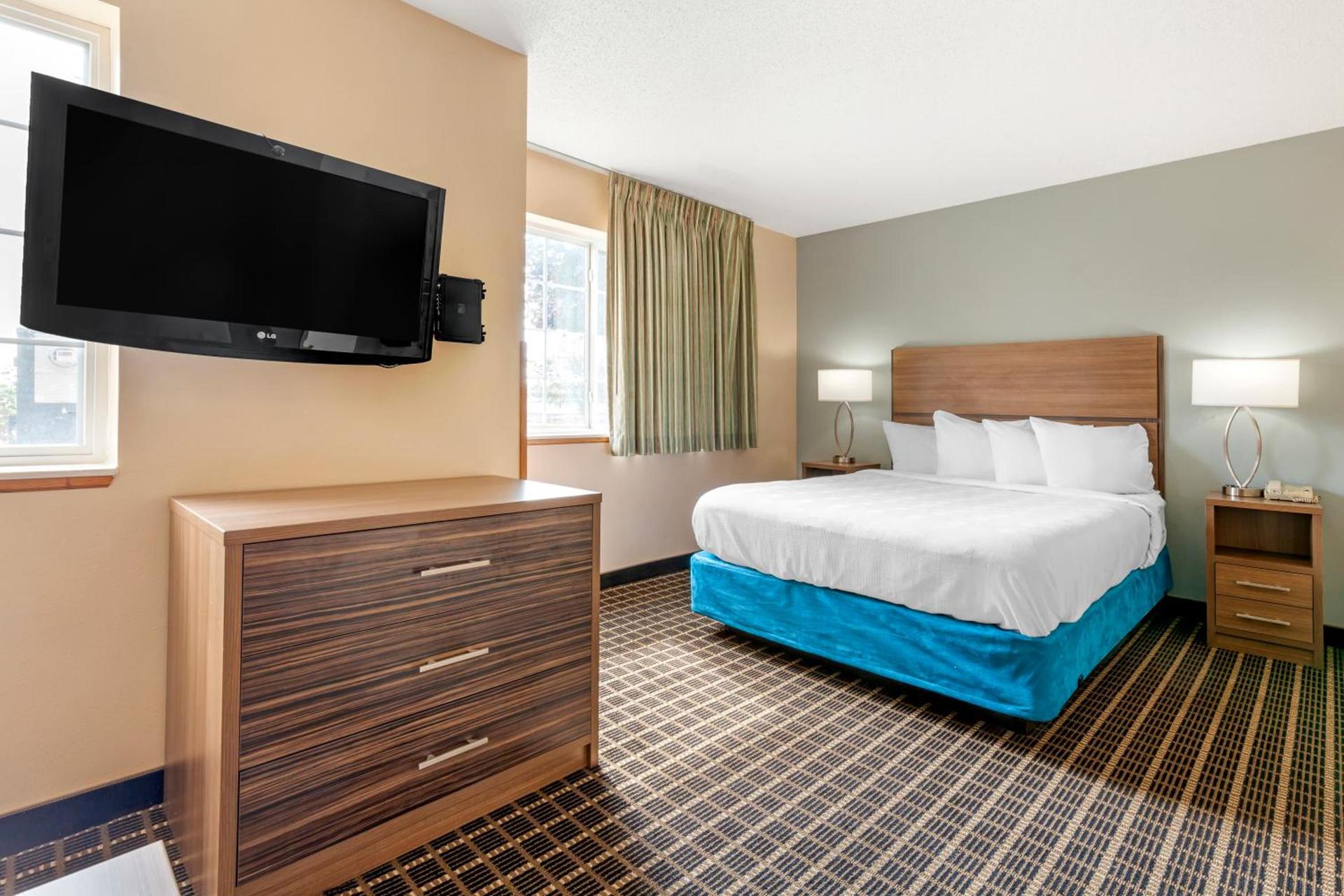 MainStay Suites Dubuque at Hwy 20 photo 39