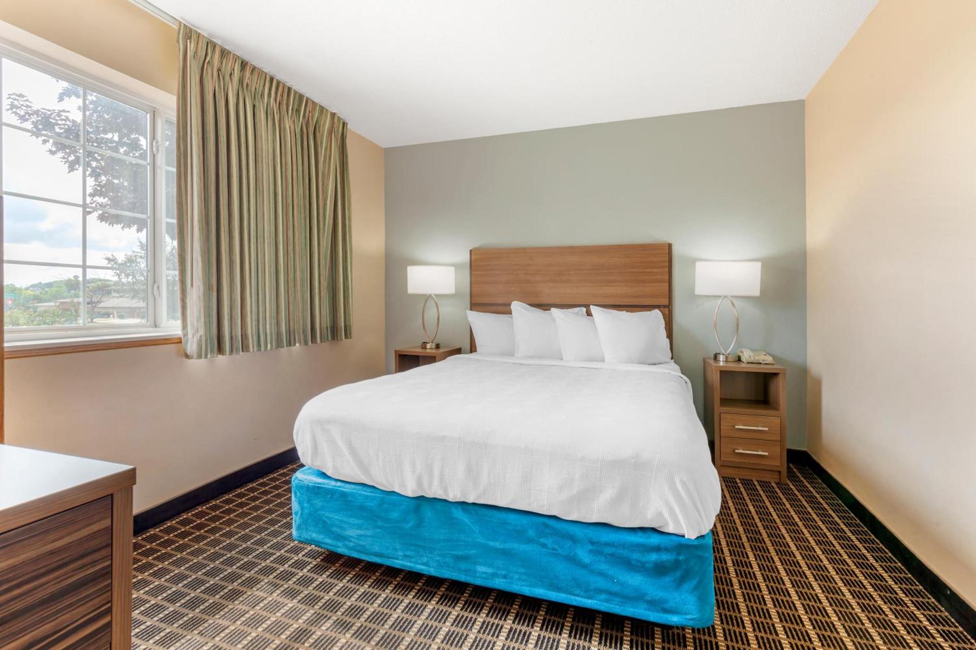 MainStay Suites Dubuque at Hwy 20 photo 38