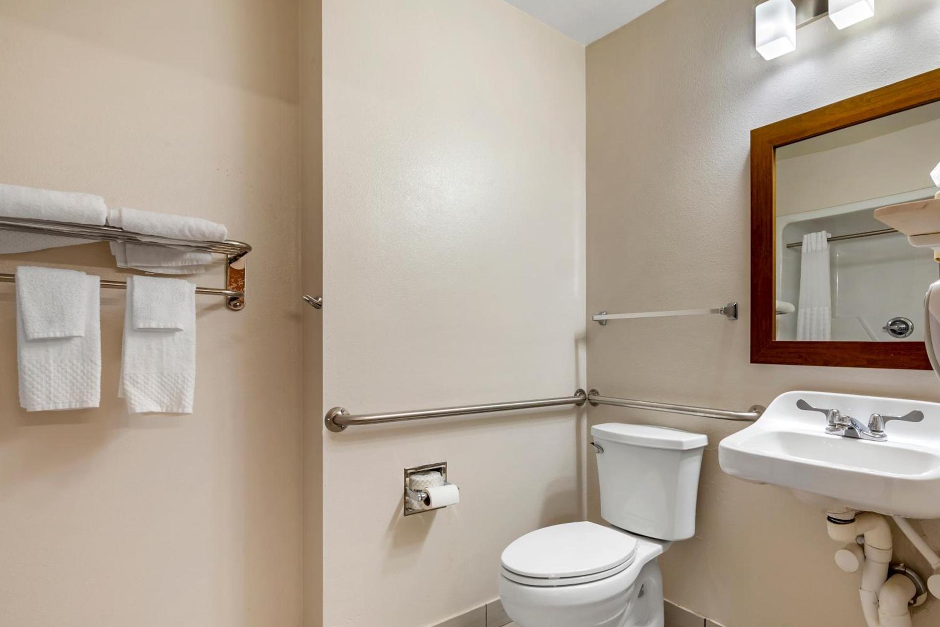 MainStay Suites Dubuque at Hwy 20 photo 41