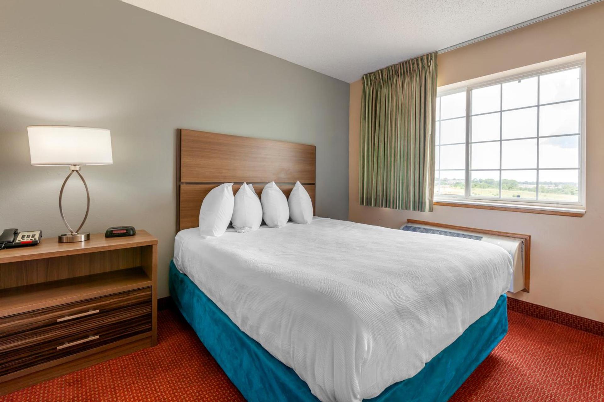 MainStay Suites Dubuque at Hwy 20 photo 42
