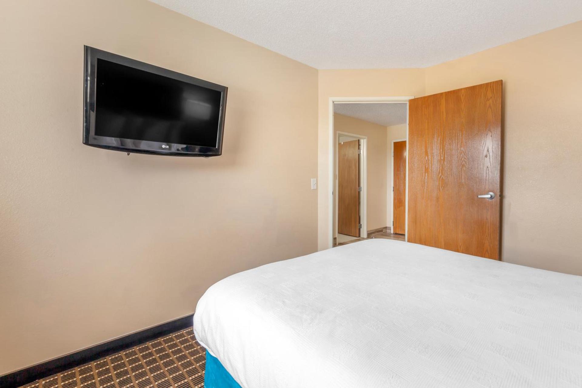 MainStay Suites Dubuque at Hwy 20 photo 43