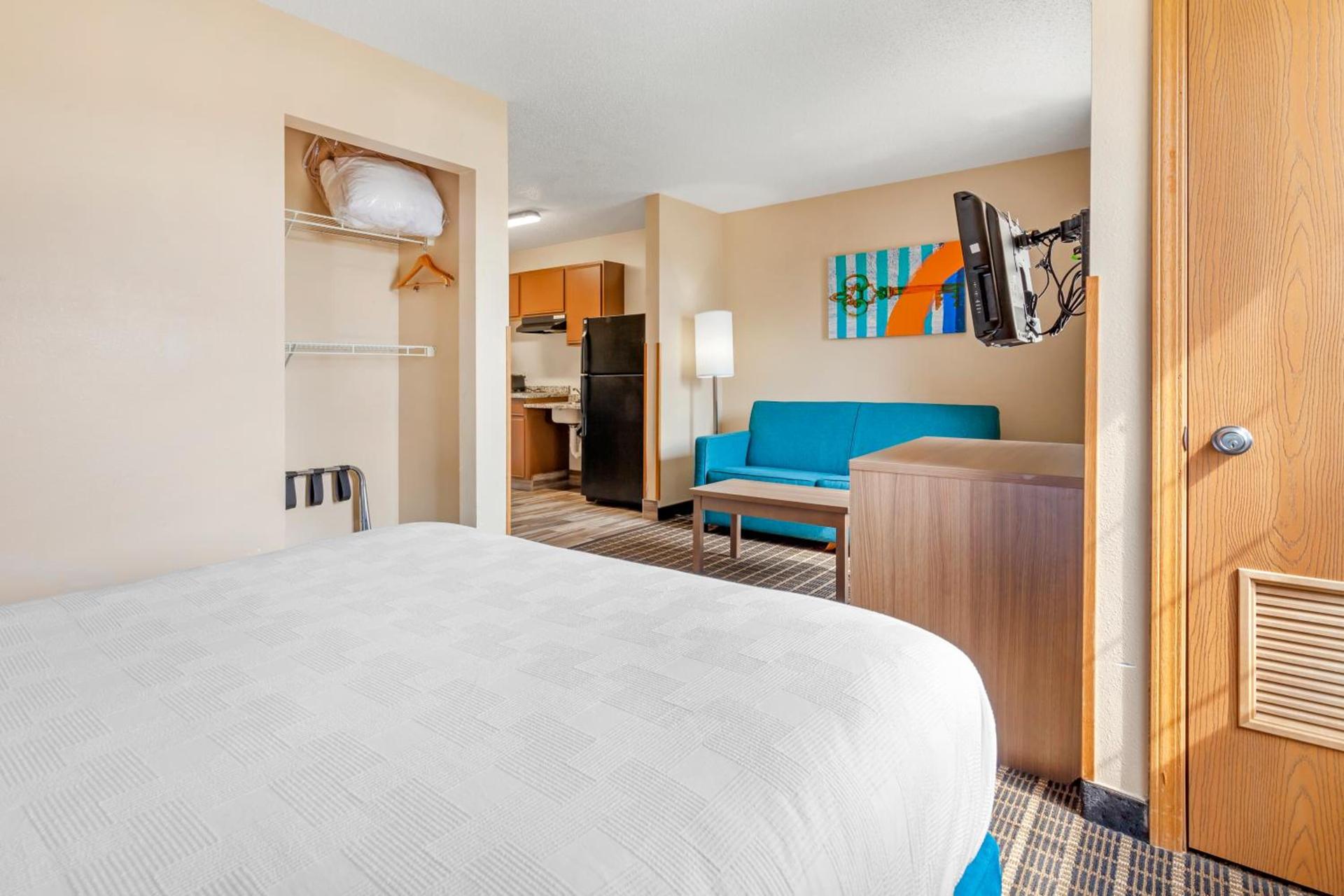 MainStay Suites Dubuque at Hwy 20 photo 44