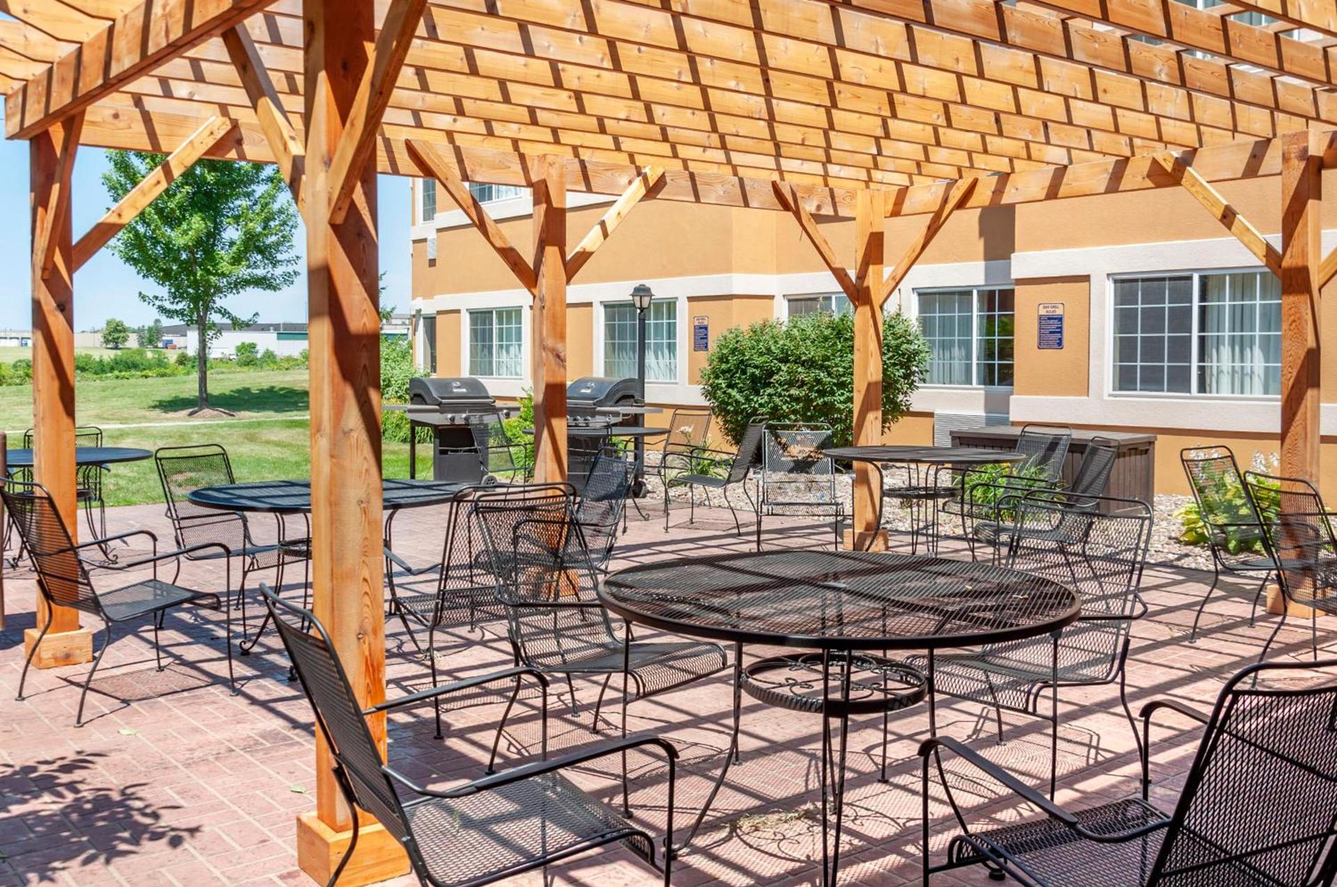 MainStay Suites Dubuque at Hwy 20 photo 46