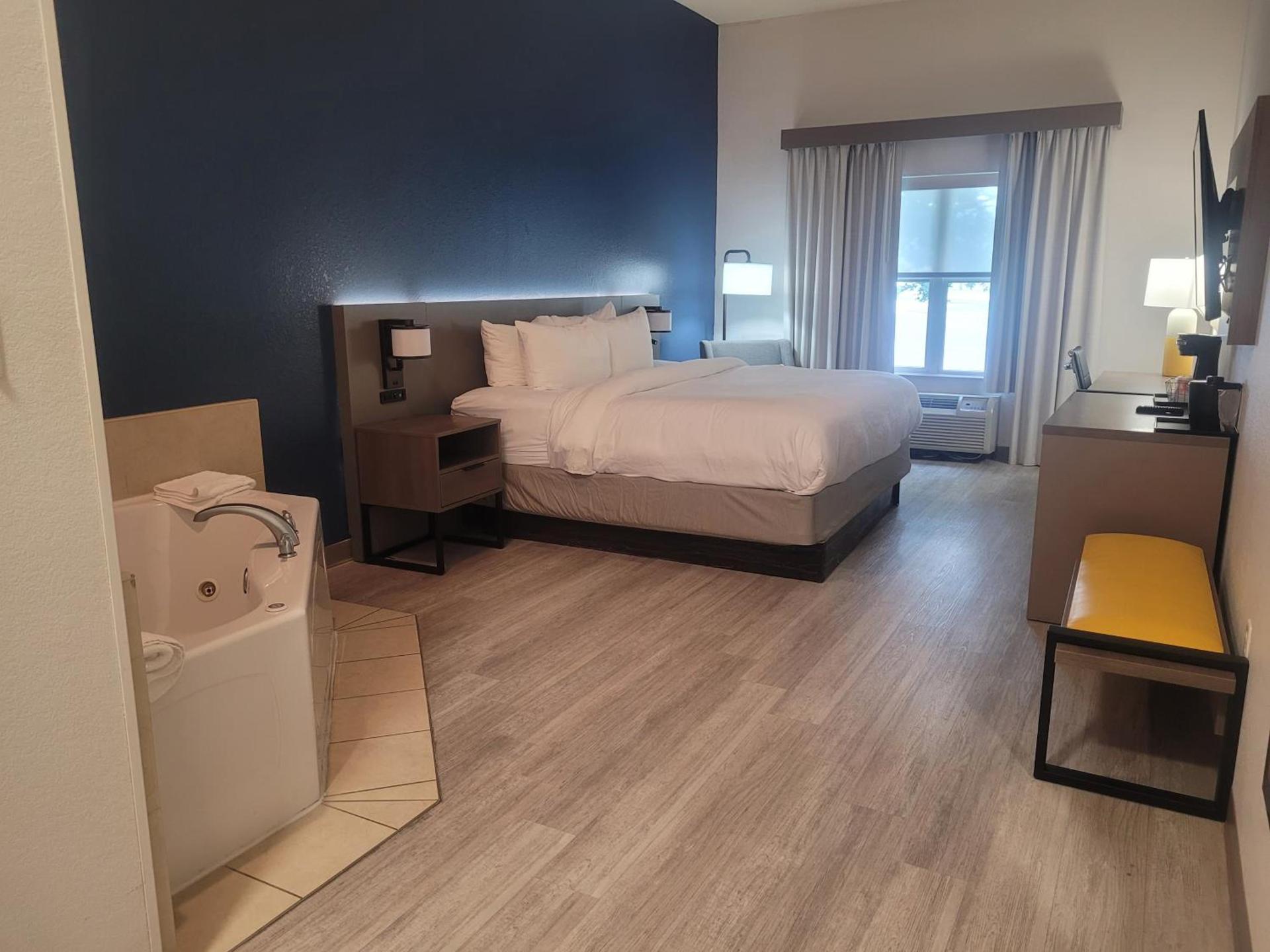 Comfort Inn & Suites Dothan Northside Plaza photo 22