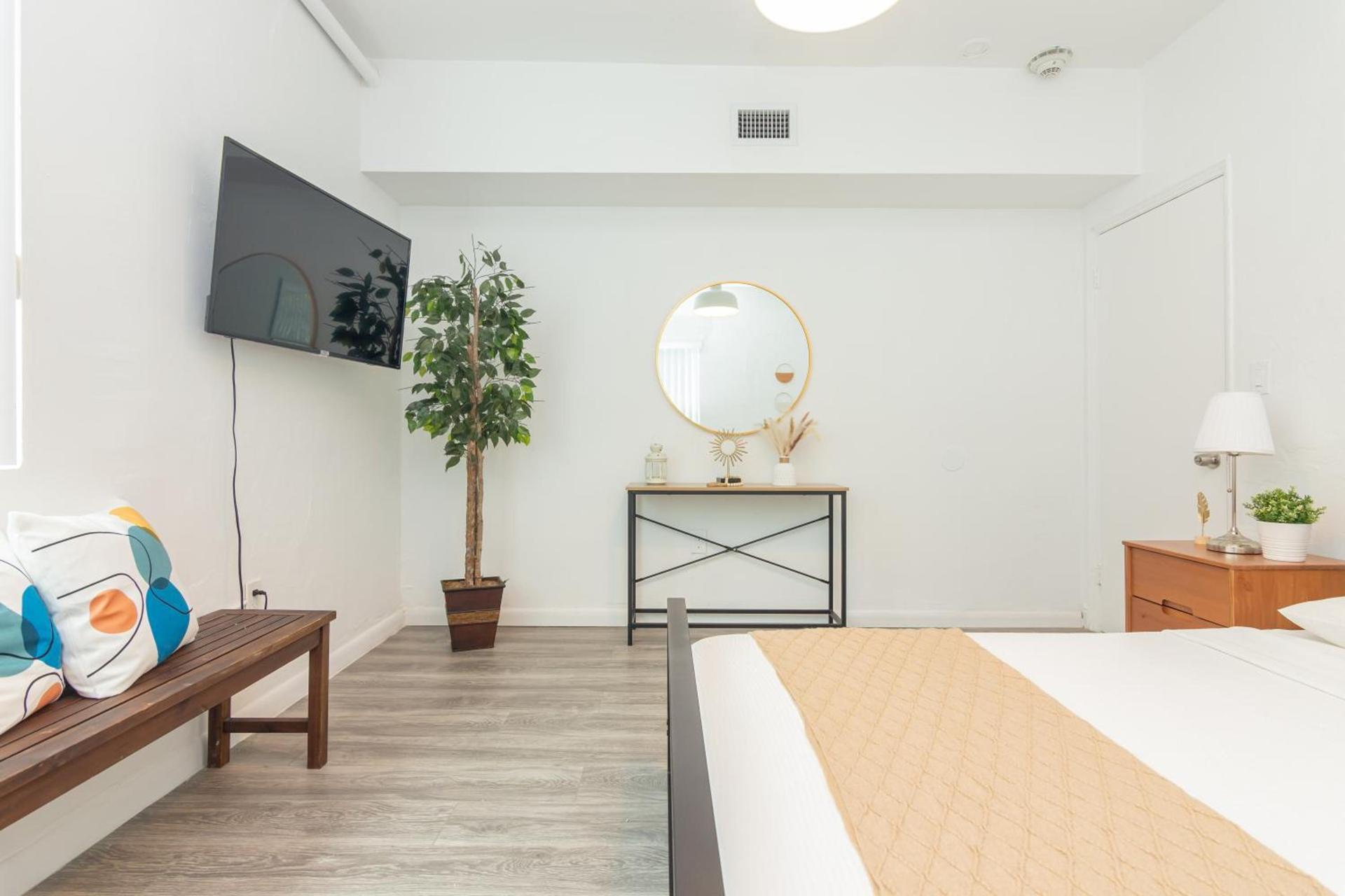 West Deco photo 15
