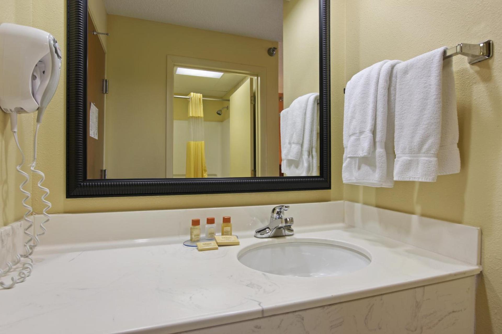 Days Inn by Wyndham Shallotte photo 46