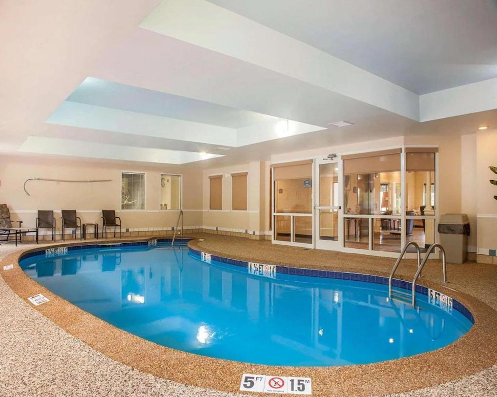 Comfort Suites West Warwick - Providence photo 44