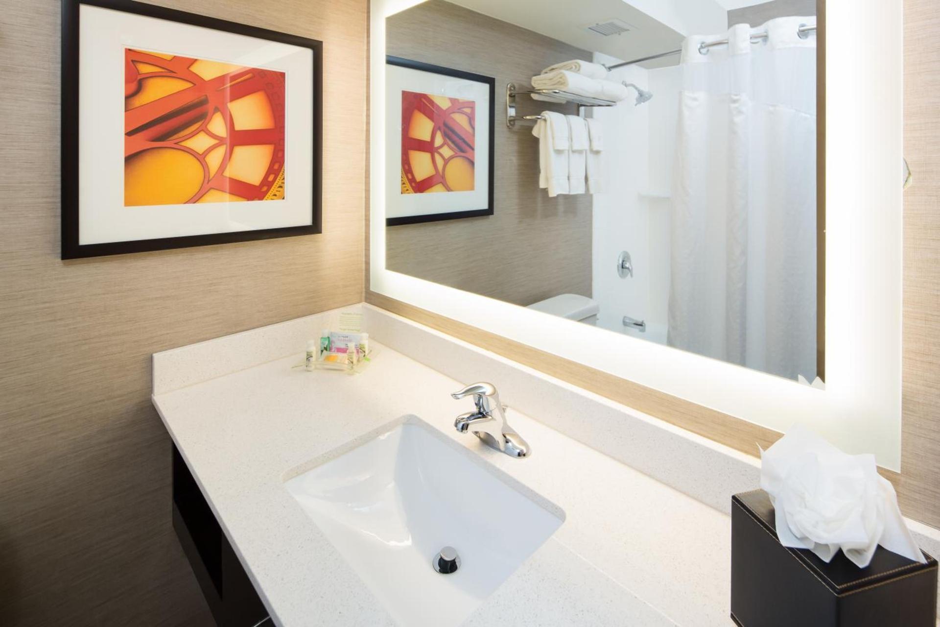 Holiday Inn Milwaukee Riverfront by IHG photo 2