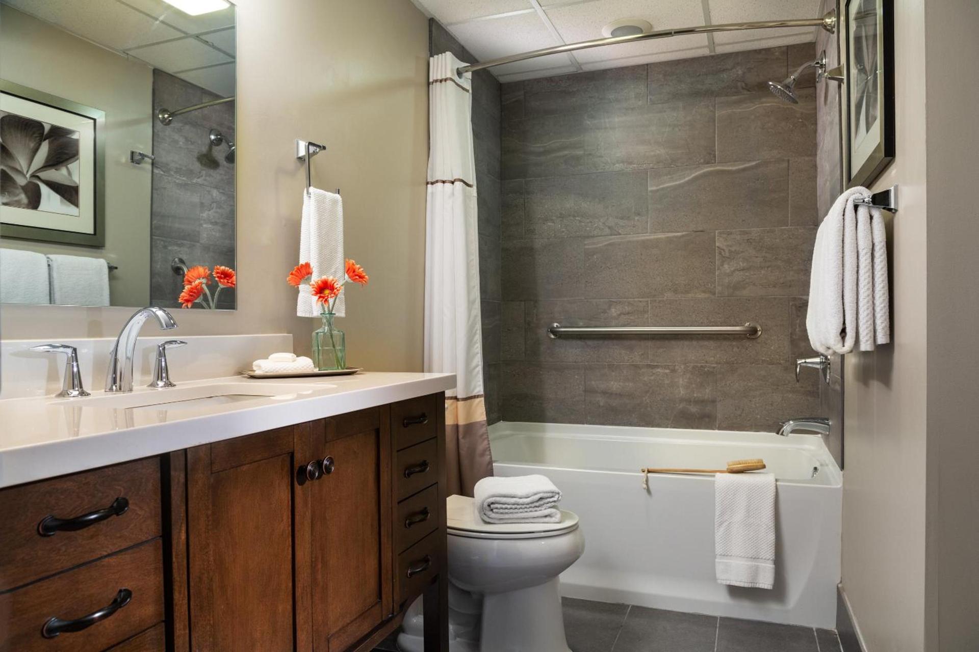 Meadowbrook Inn photo 37