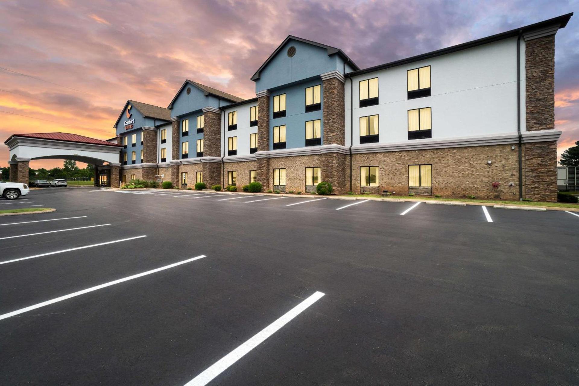 Comfort Suites Jackson I-40 photo 2