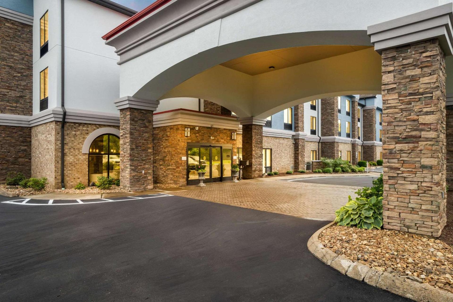 Comfort Suites Jackson I-40 photo 6