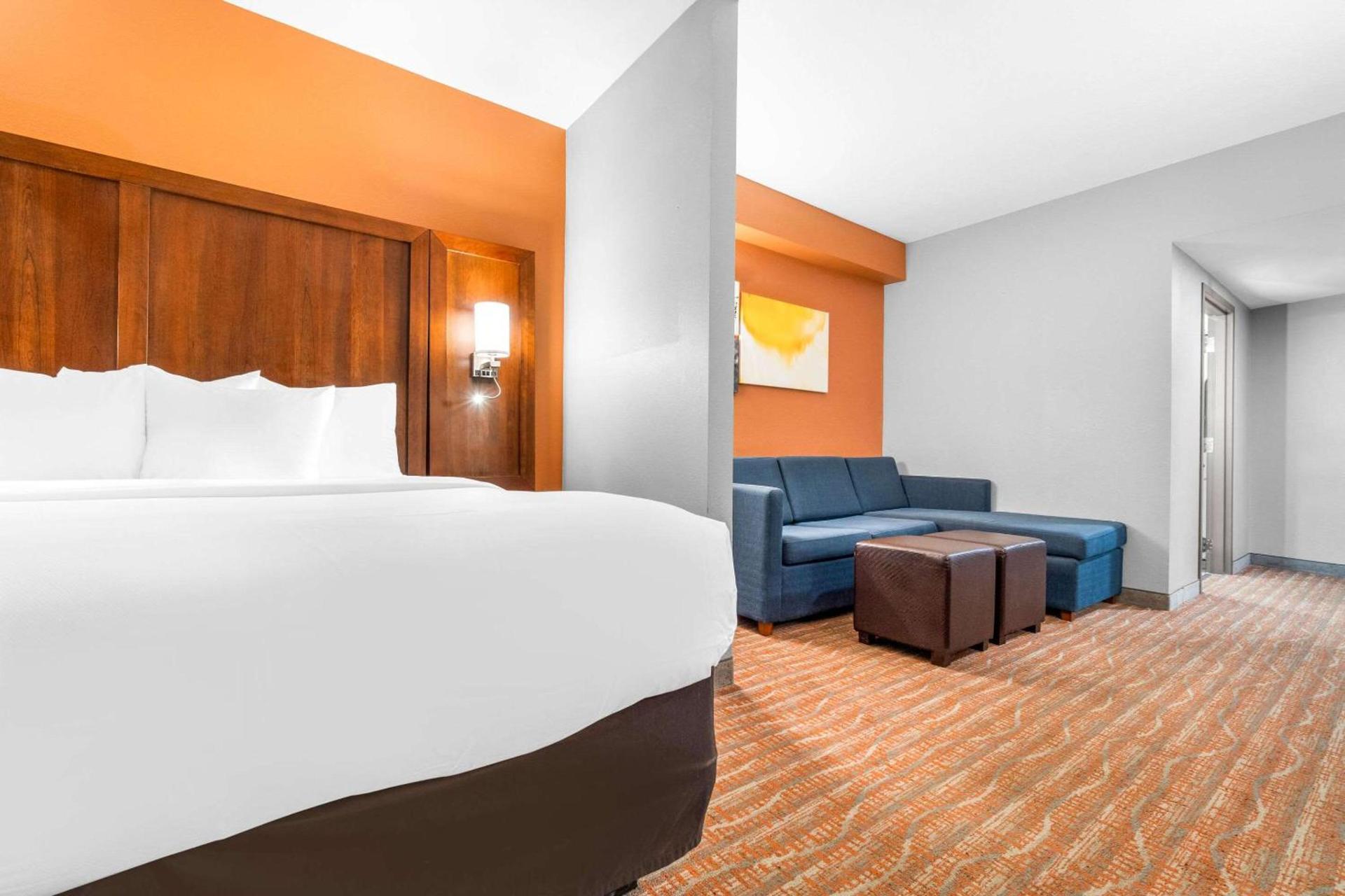 Comfort Suites Jackson I-40 photo 10