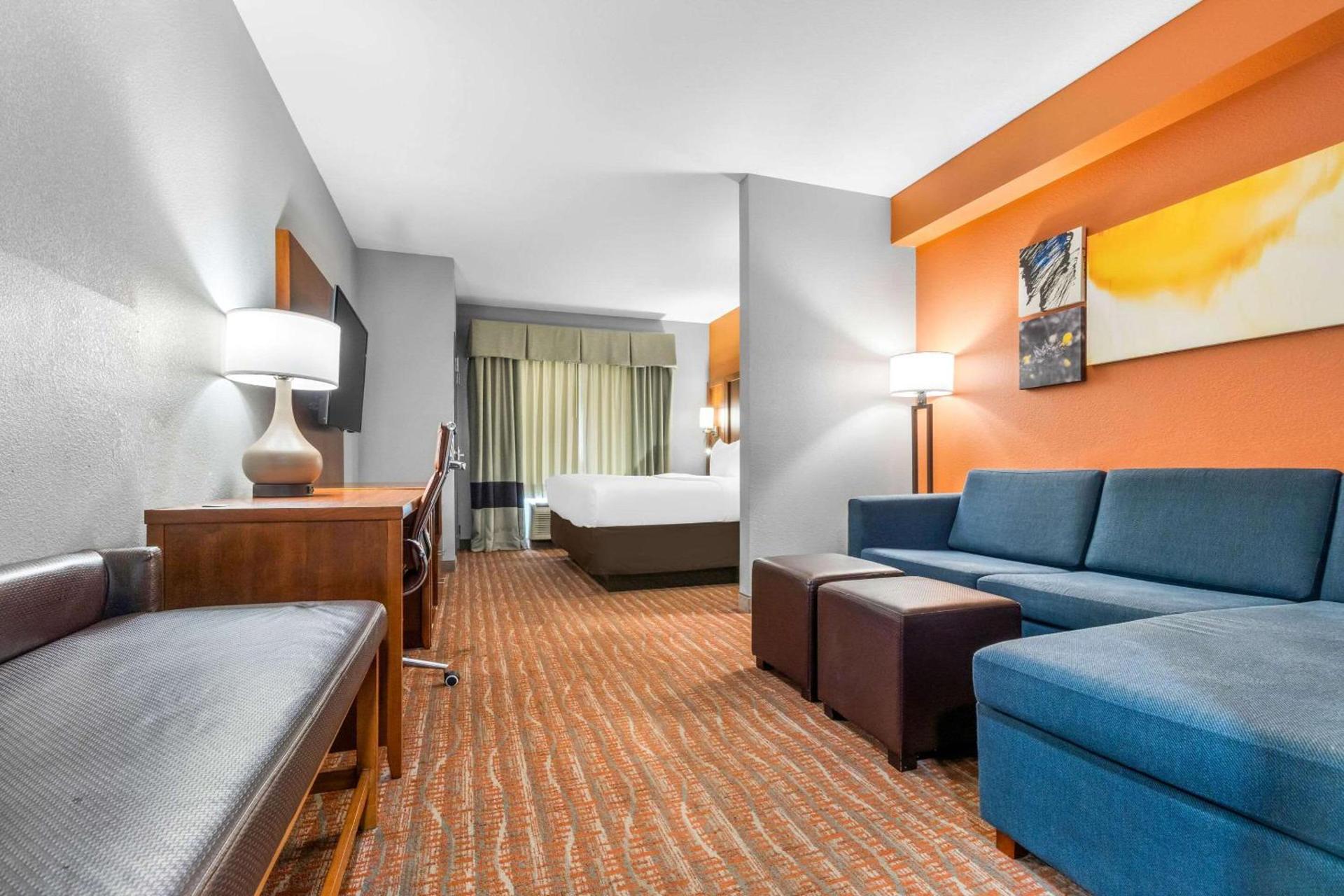 Comfort Suites Jackson I-40 photo 11