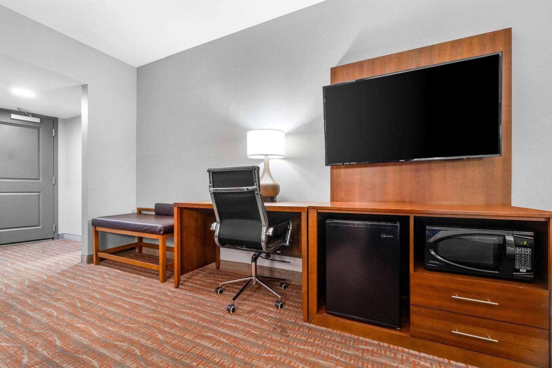 Comfort Suites Jackson I-40 photo 12