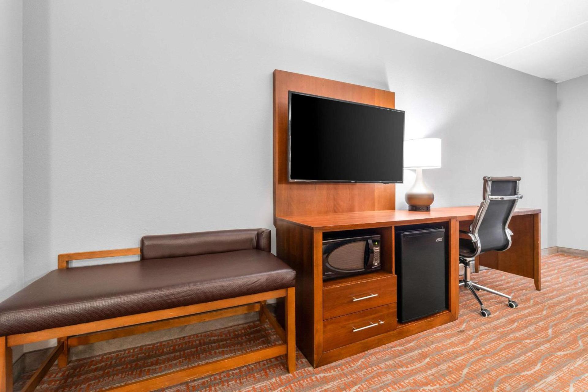 Comfort Suites Jackson I-40 photo 16