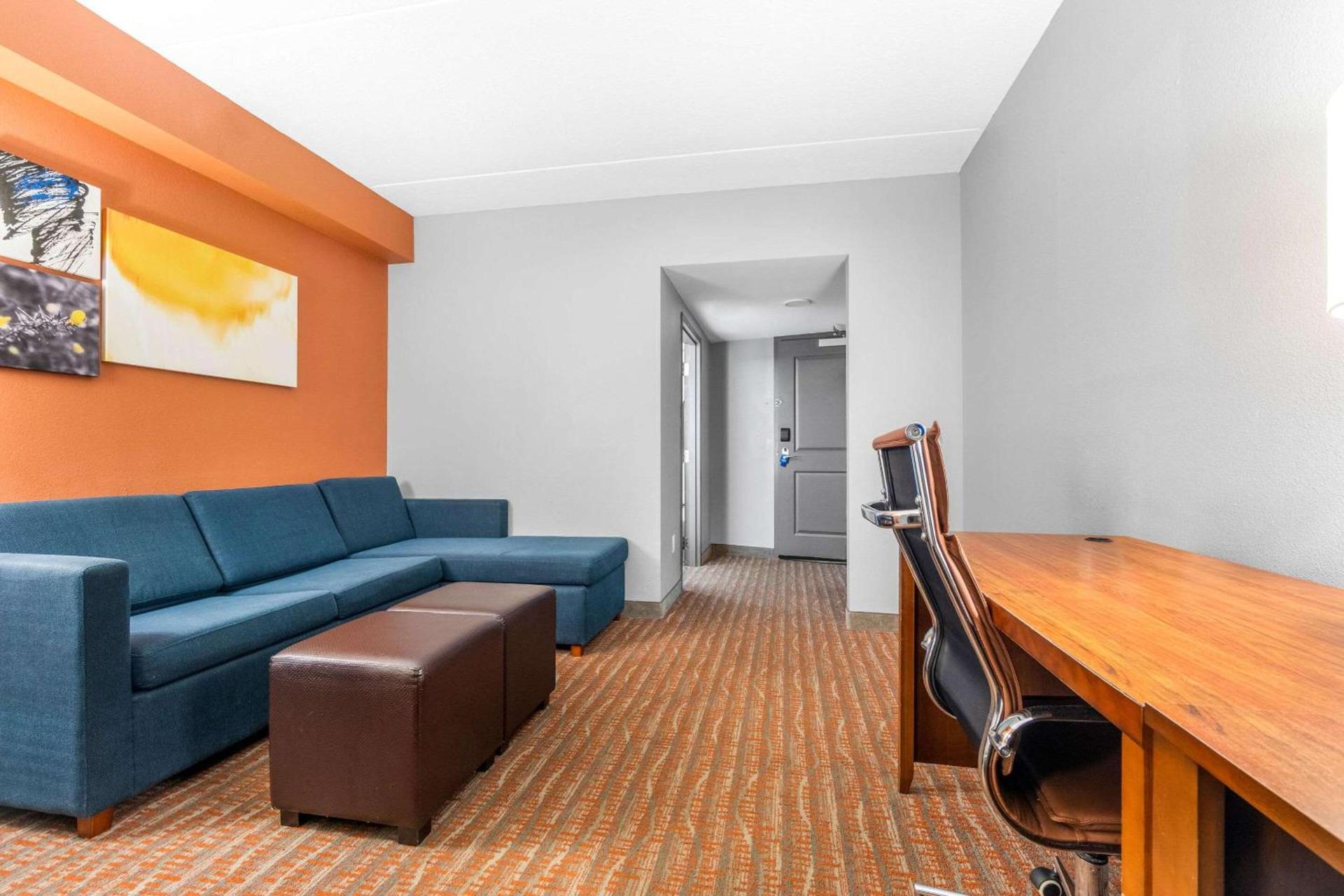 Comfort Suites Jackson I-40 photo 18