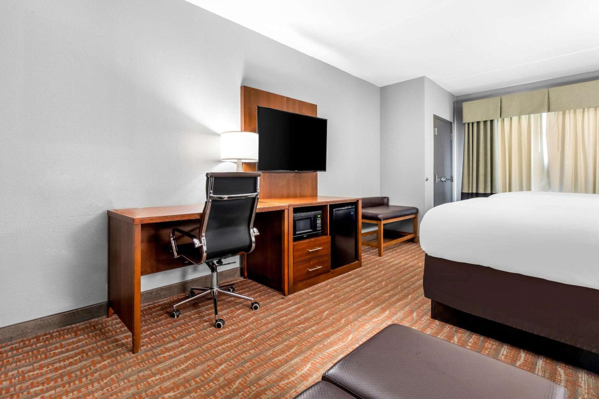 Comfort Suites Jackson I-40 photo 19
