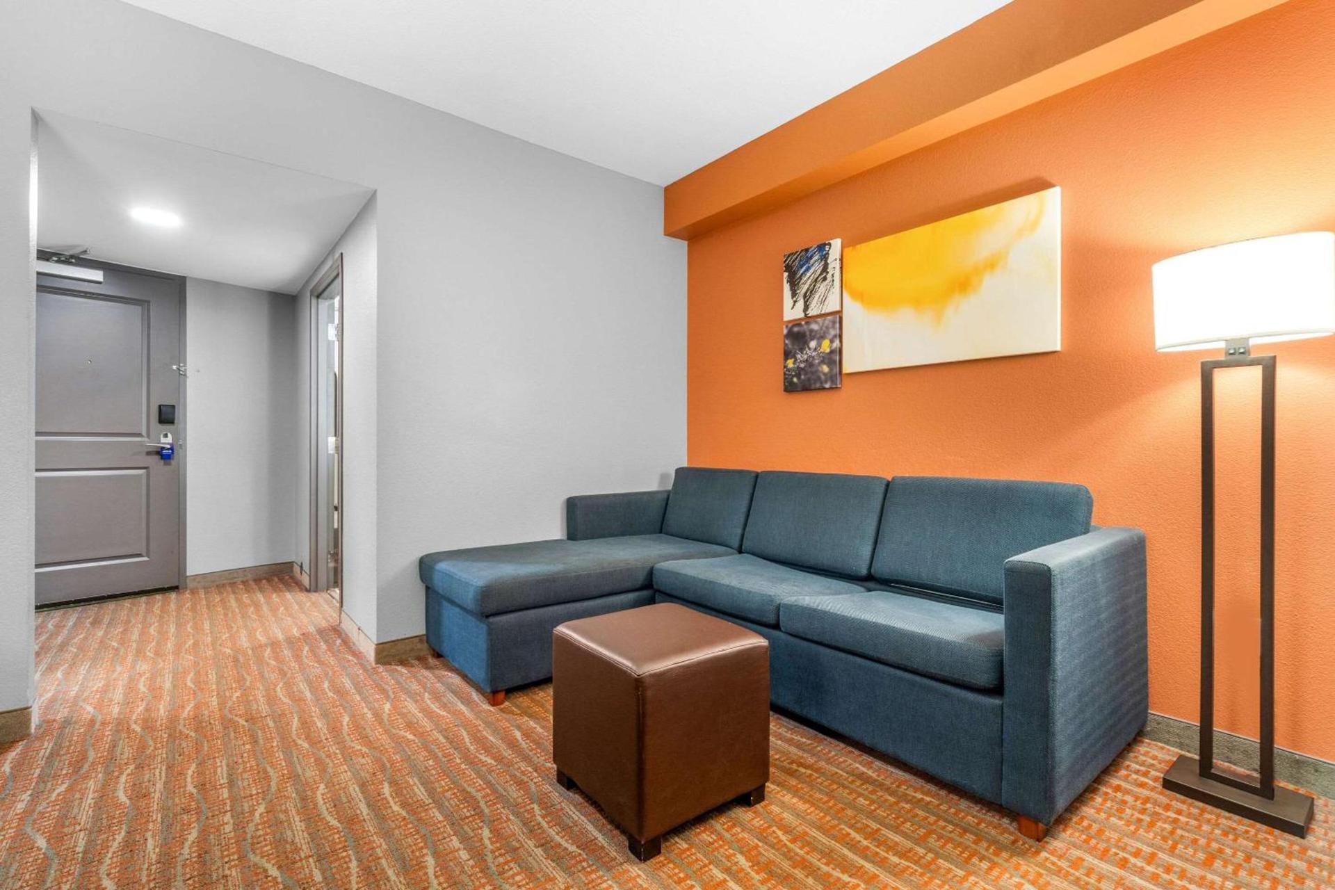 Comfort Suites Jackson I-40 photo 22