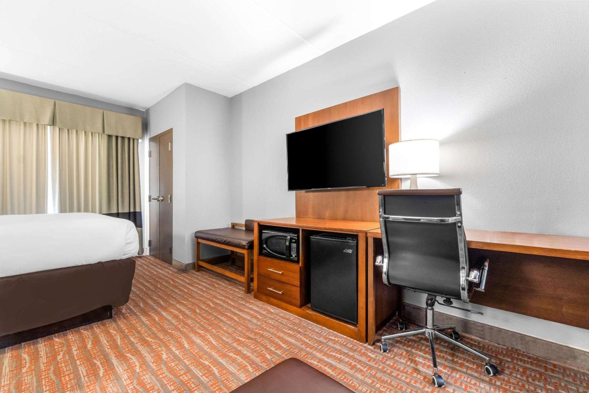 Comfort Suites Jackson I-40 photo 24