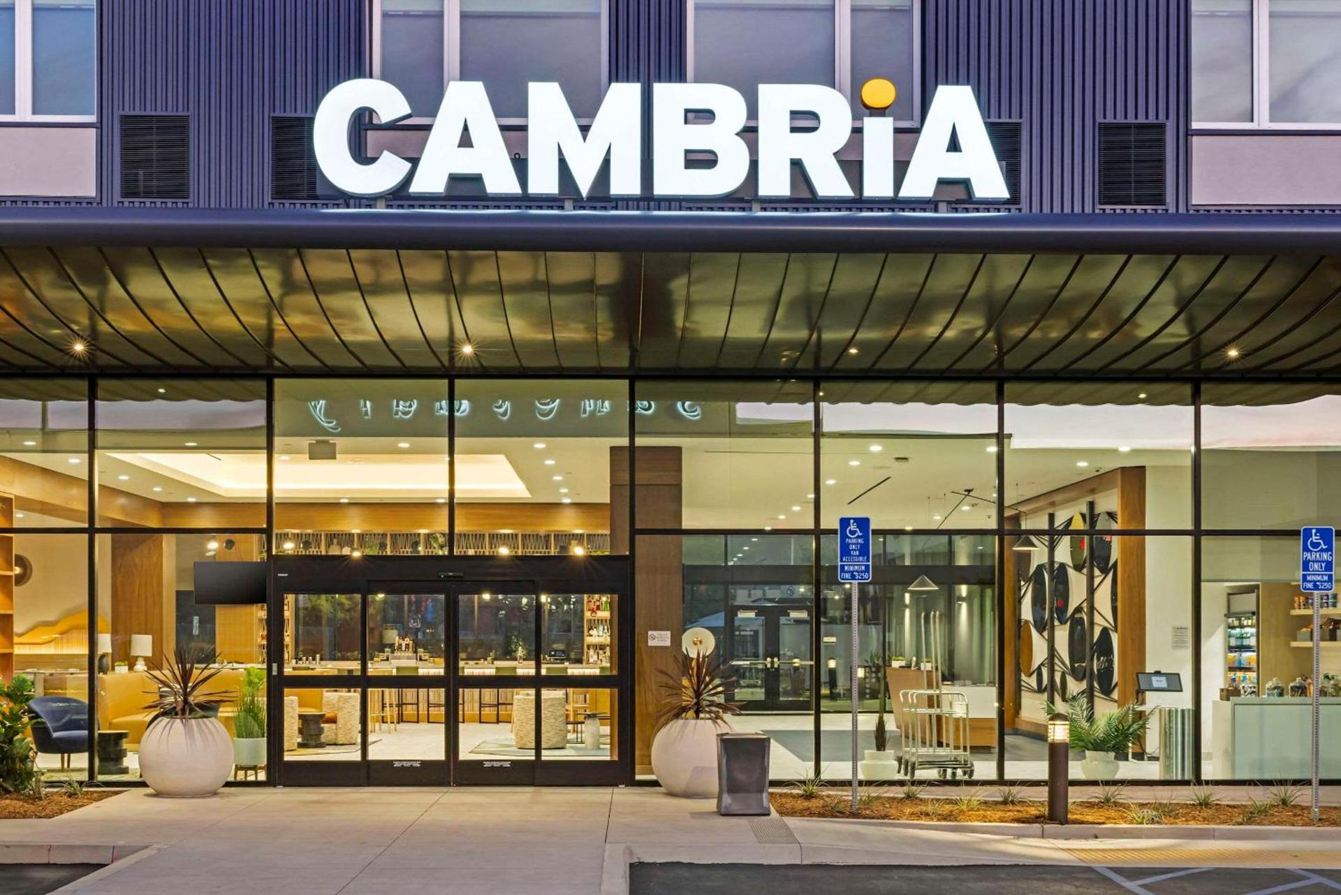 Cambria Hotel Burbank Airport photo 3