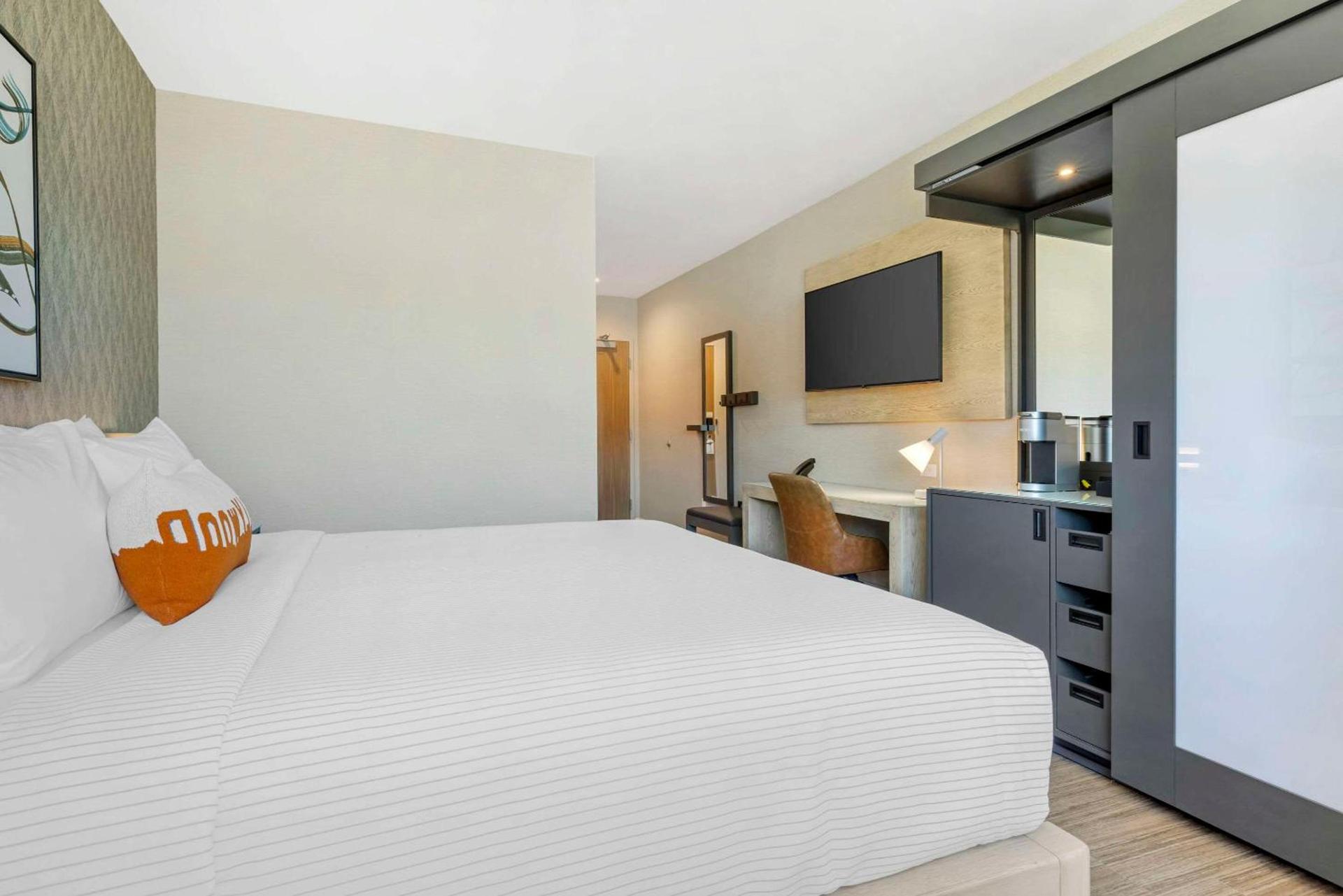 Cambria Hotel Burbank Airport photo 15