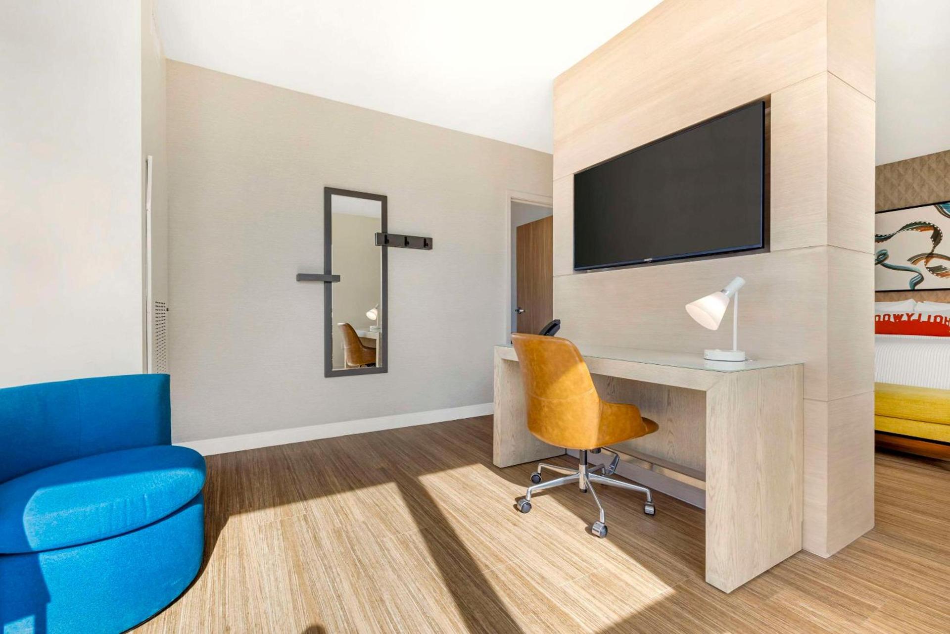 Cambria Hotel Burbank Airport photo 44