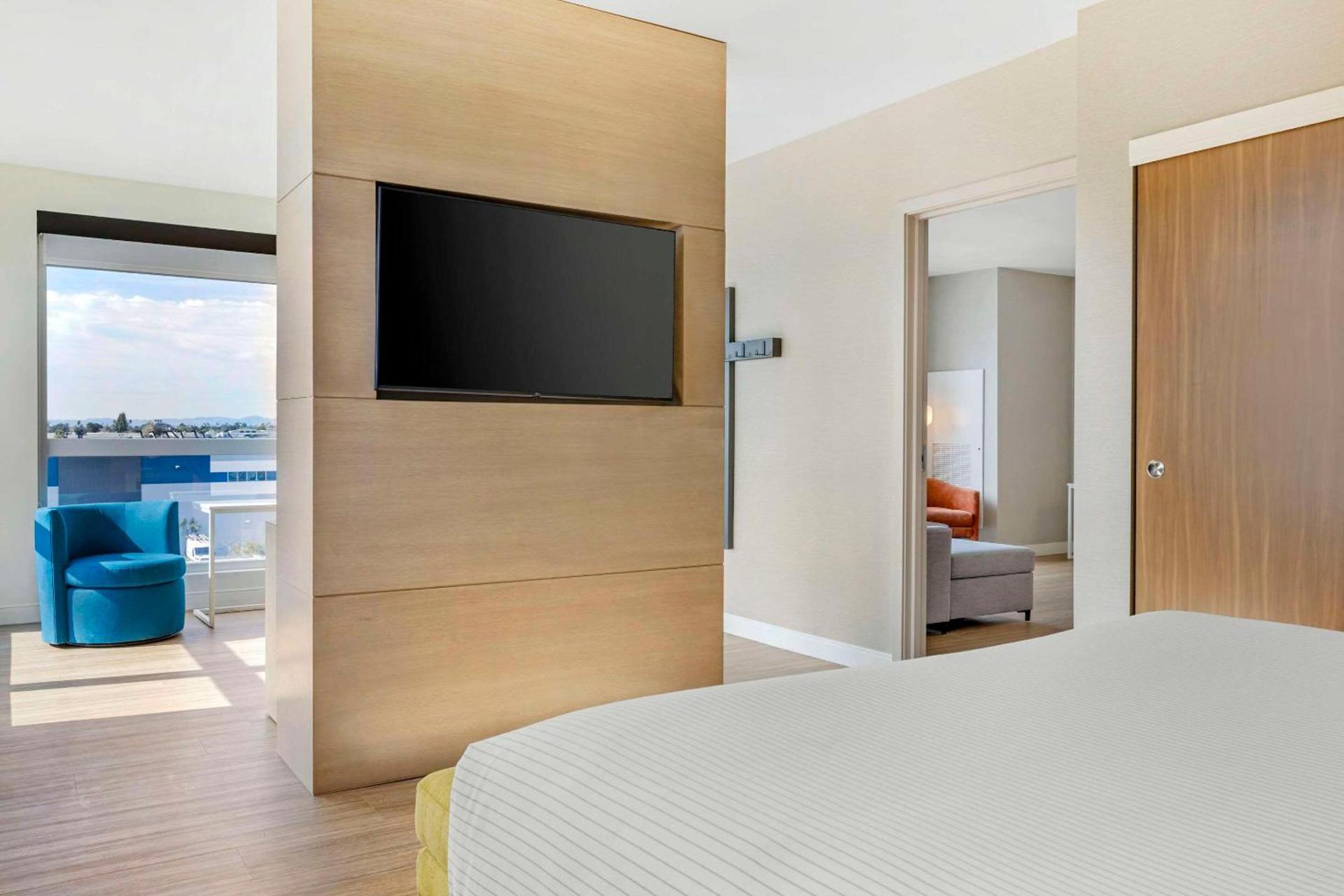 Cambria Hotel Burbank Airport photo 46