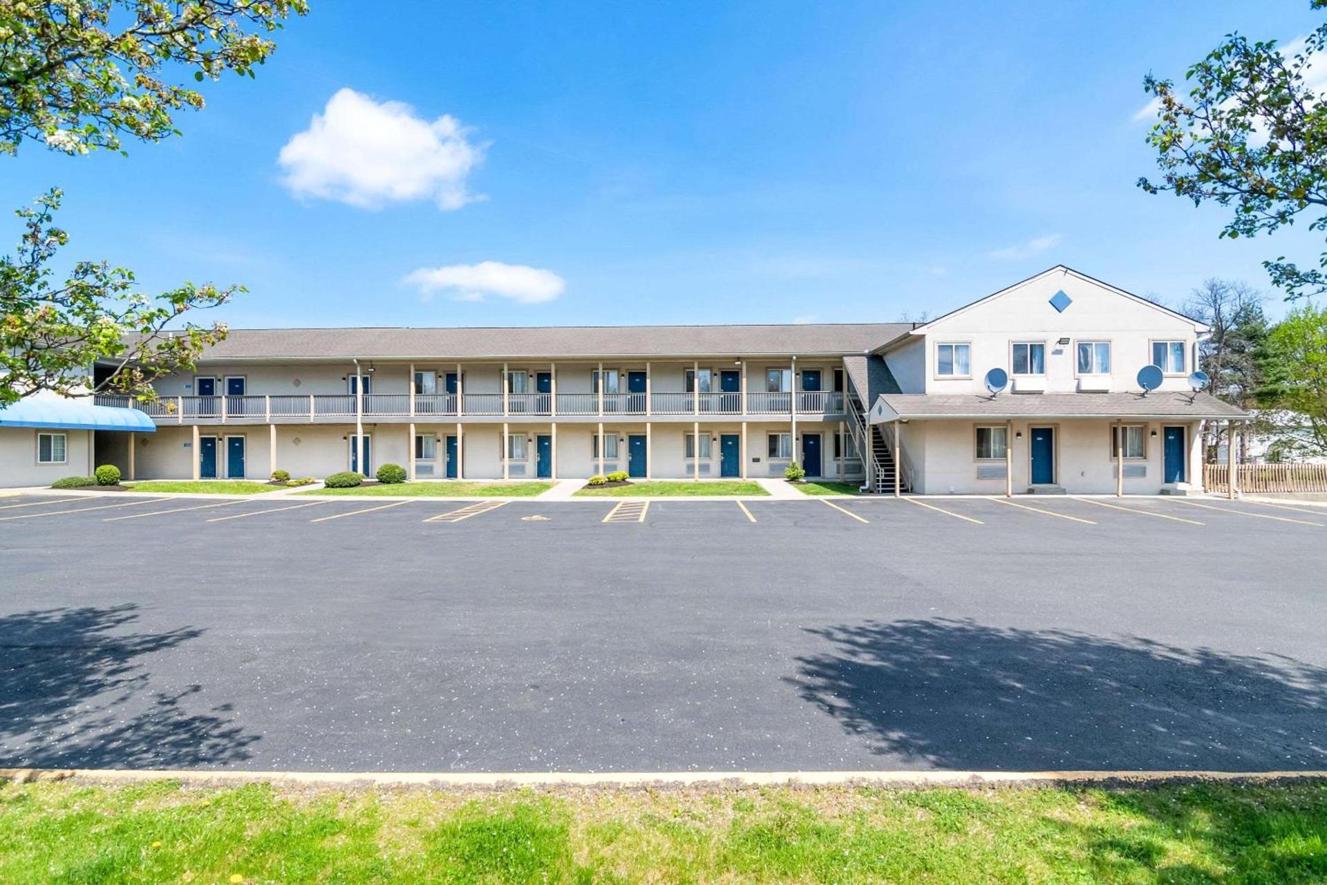Econo Lodge Bethel - Danbury photo 8