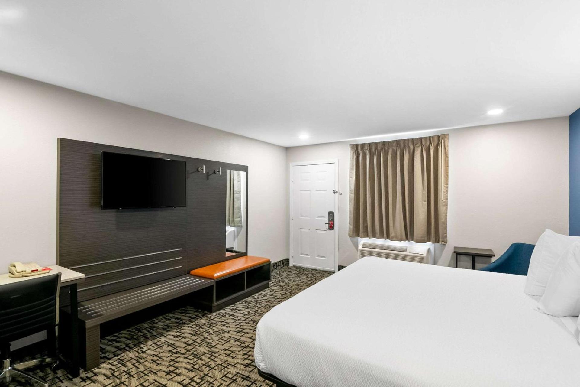 Econo Lodge Bethel - Danbury photo 18