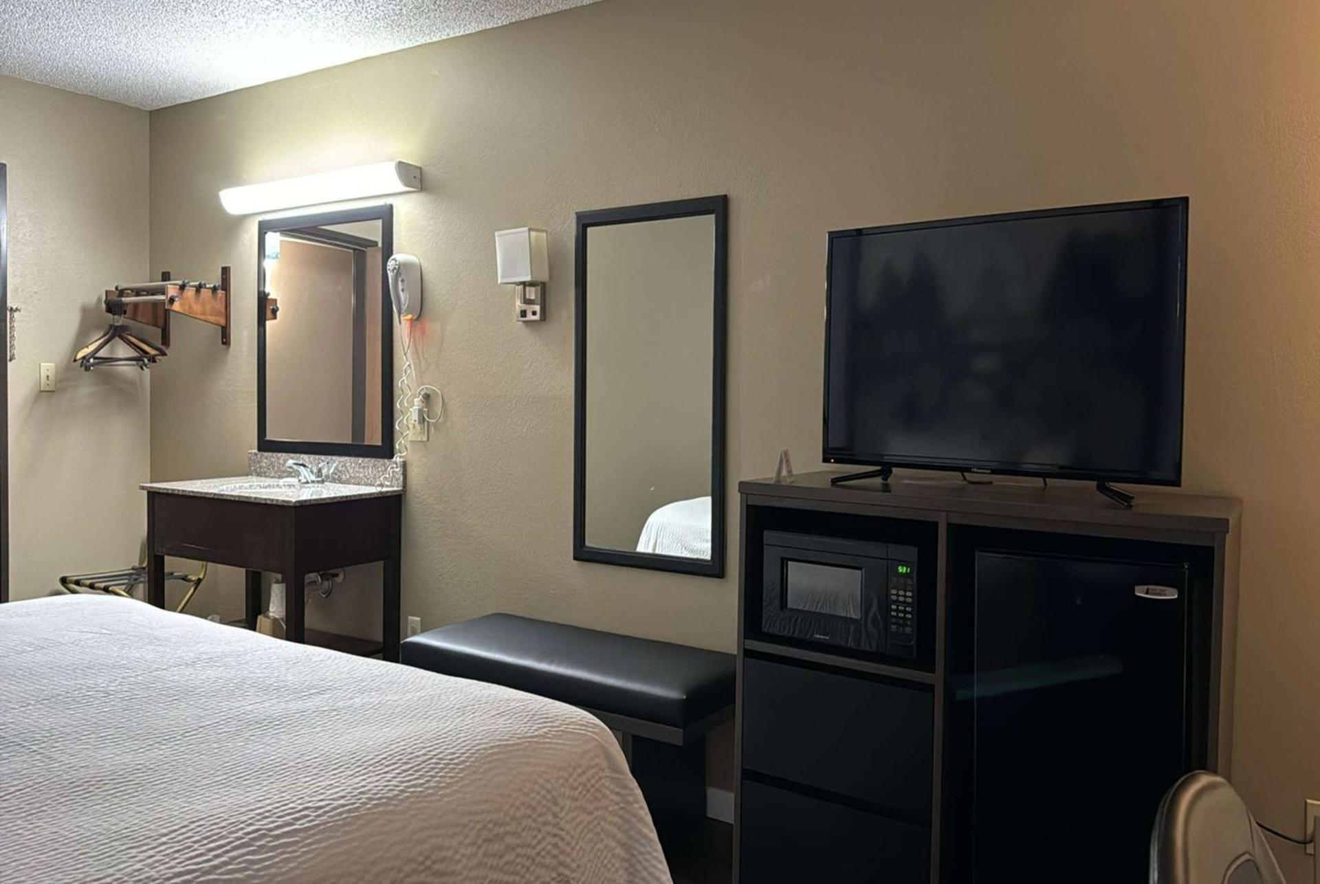 Super 8 by Wyndham Sullivan photo 8