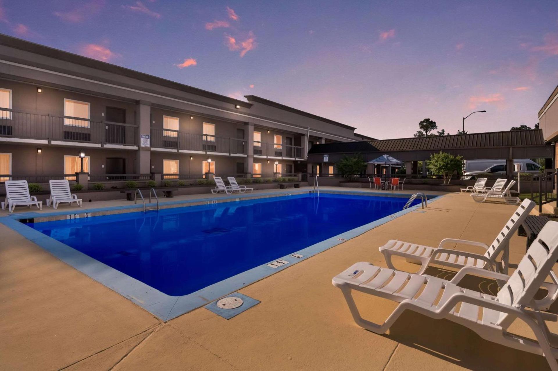 Clarion Inn & Suites Russellville I-40 photo 4