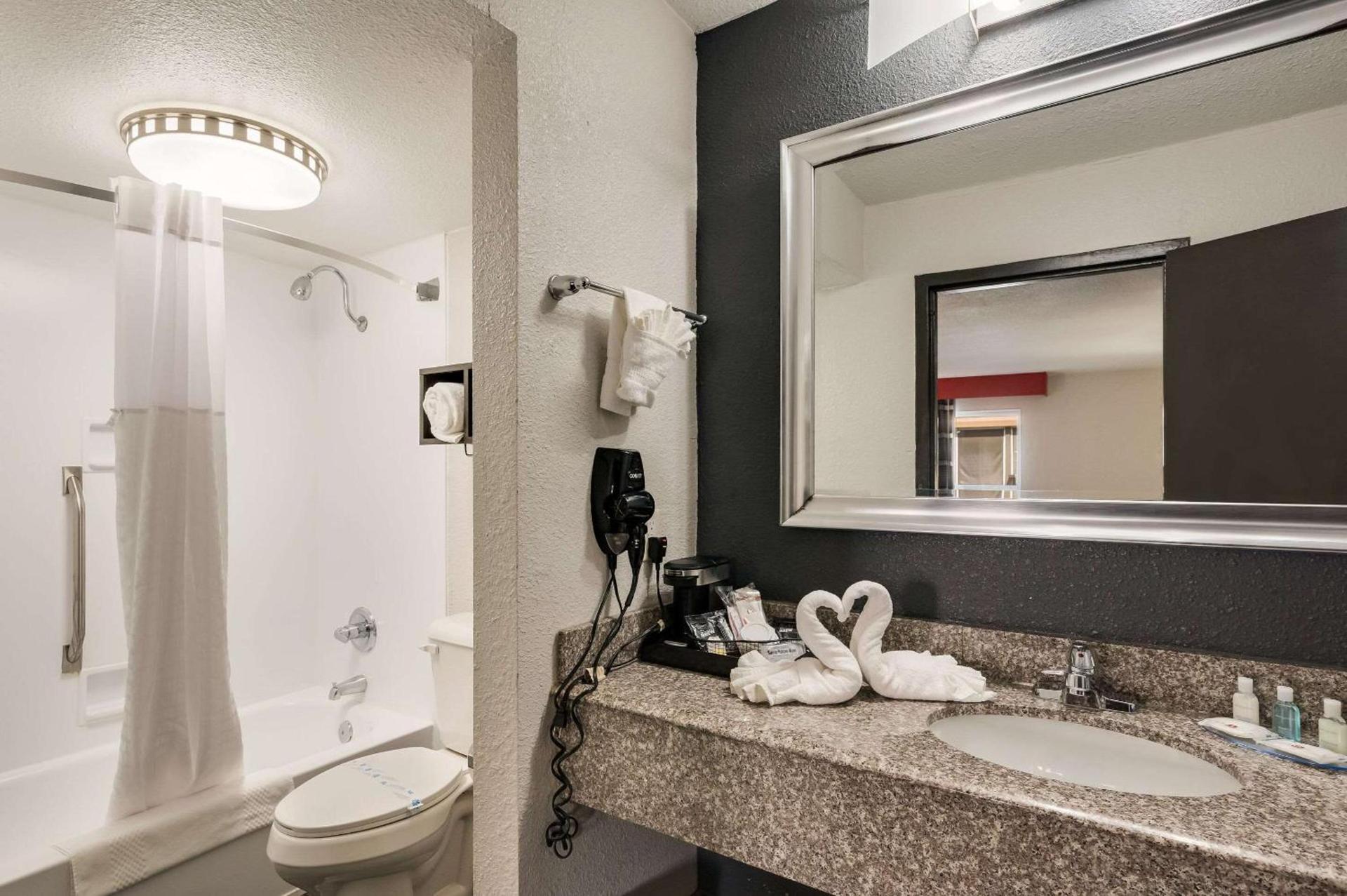 Clarion Inn & Suites Russellville I-40 photo 15