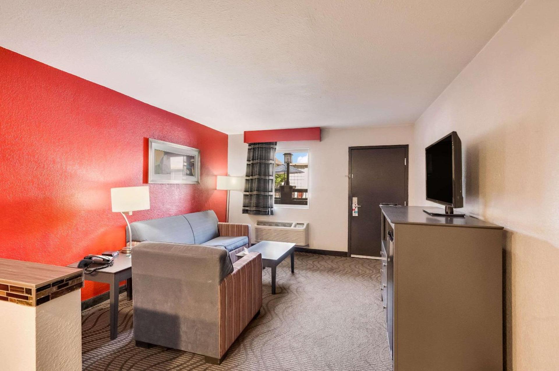 Clarion Inn & Suites Russellville I-40 photo 26