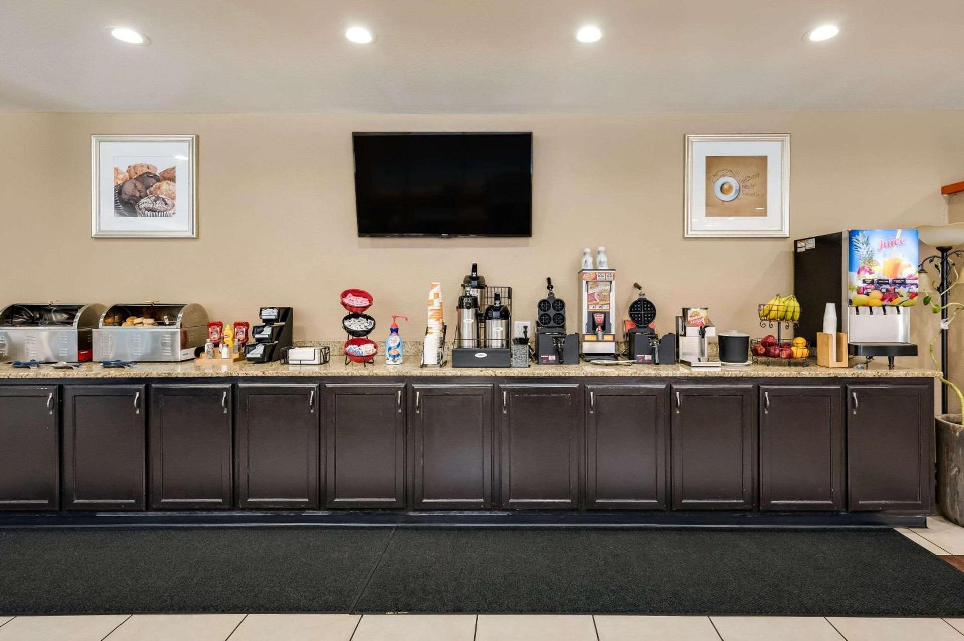 Clarion Inn & Suites Russellville I-40 photo 35