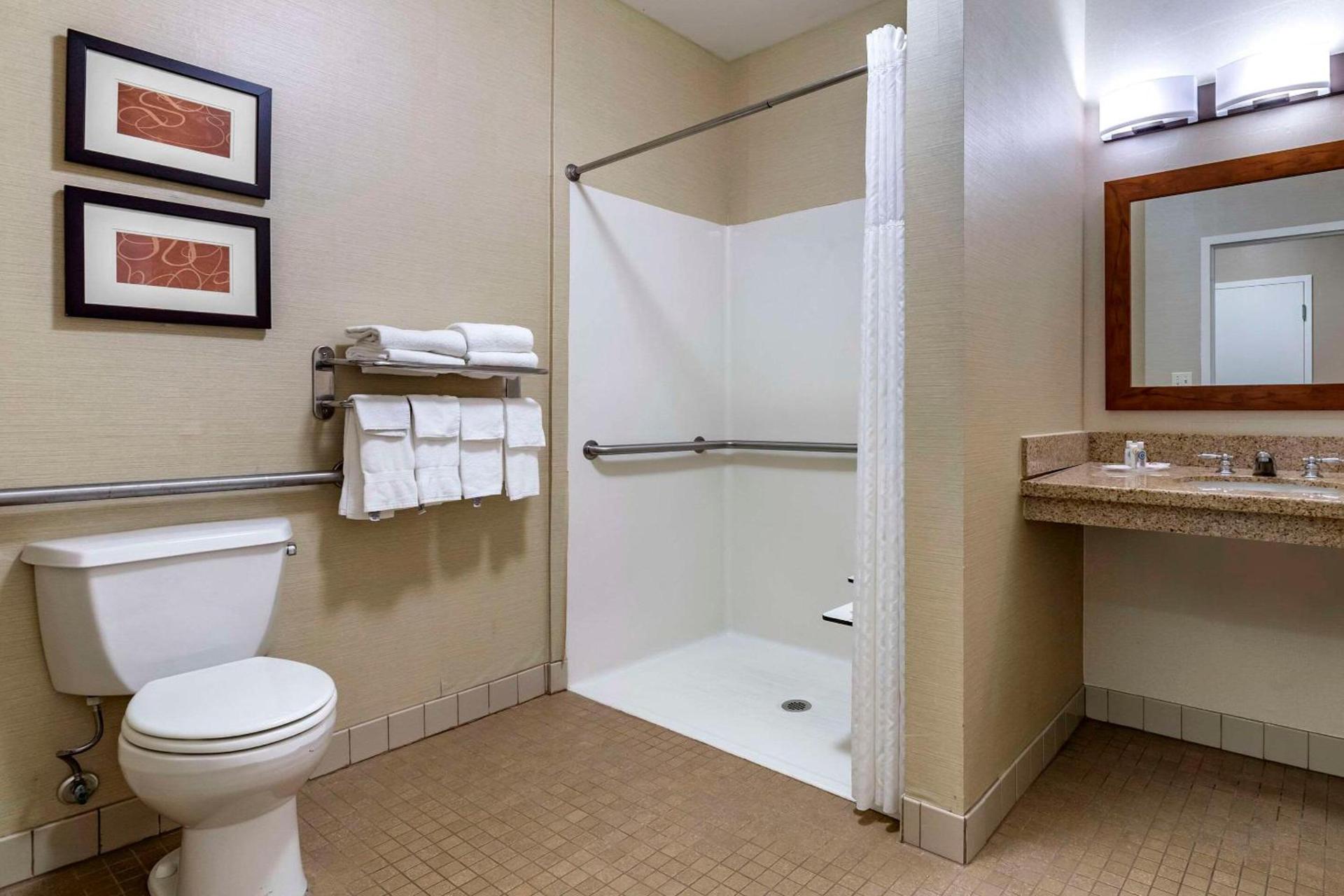 Comfort Suites Coralville I-80 photo 12