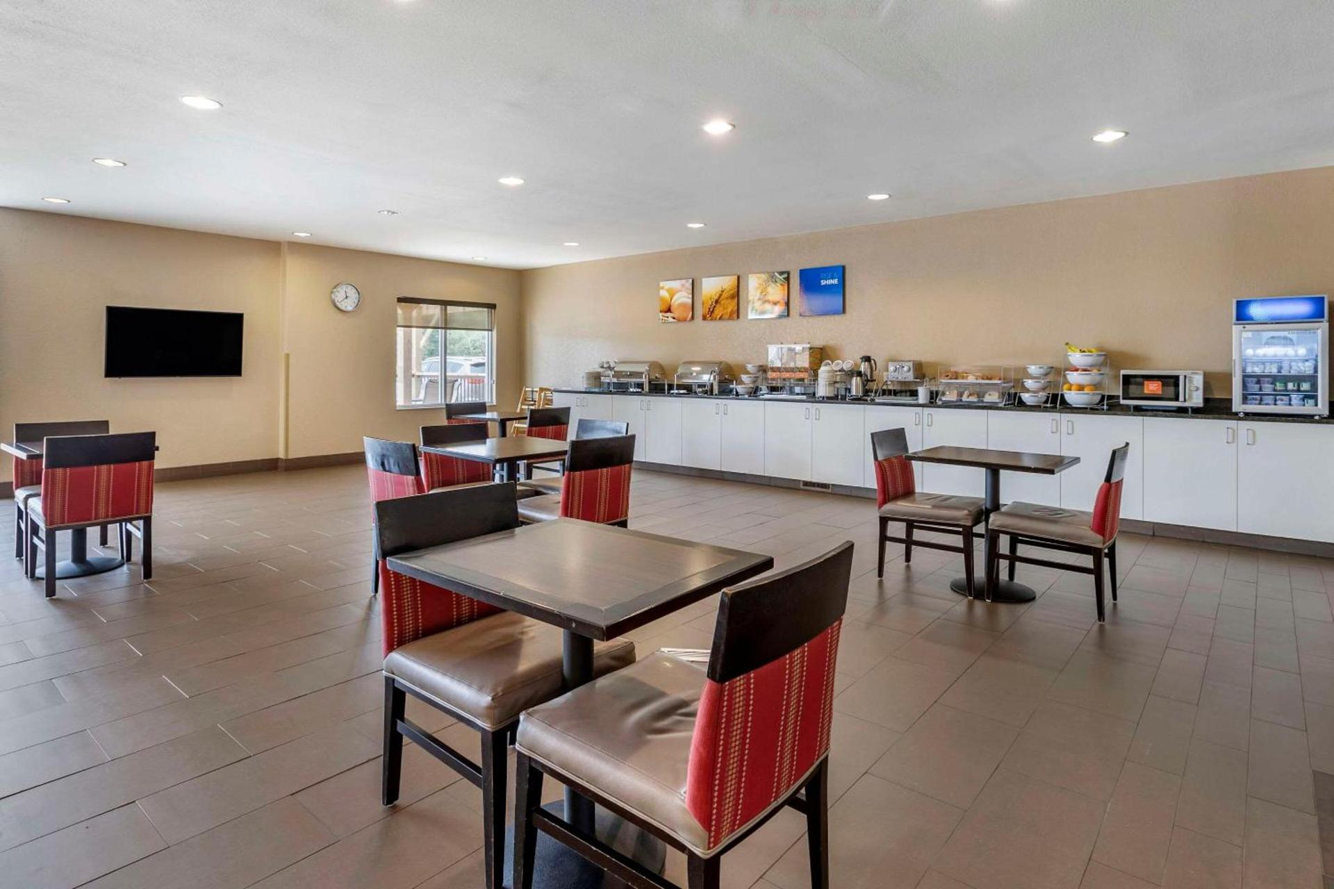 Comfort Suites Coralville I-80 photo 33