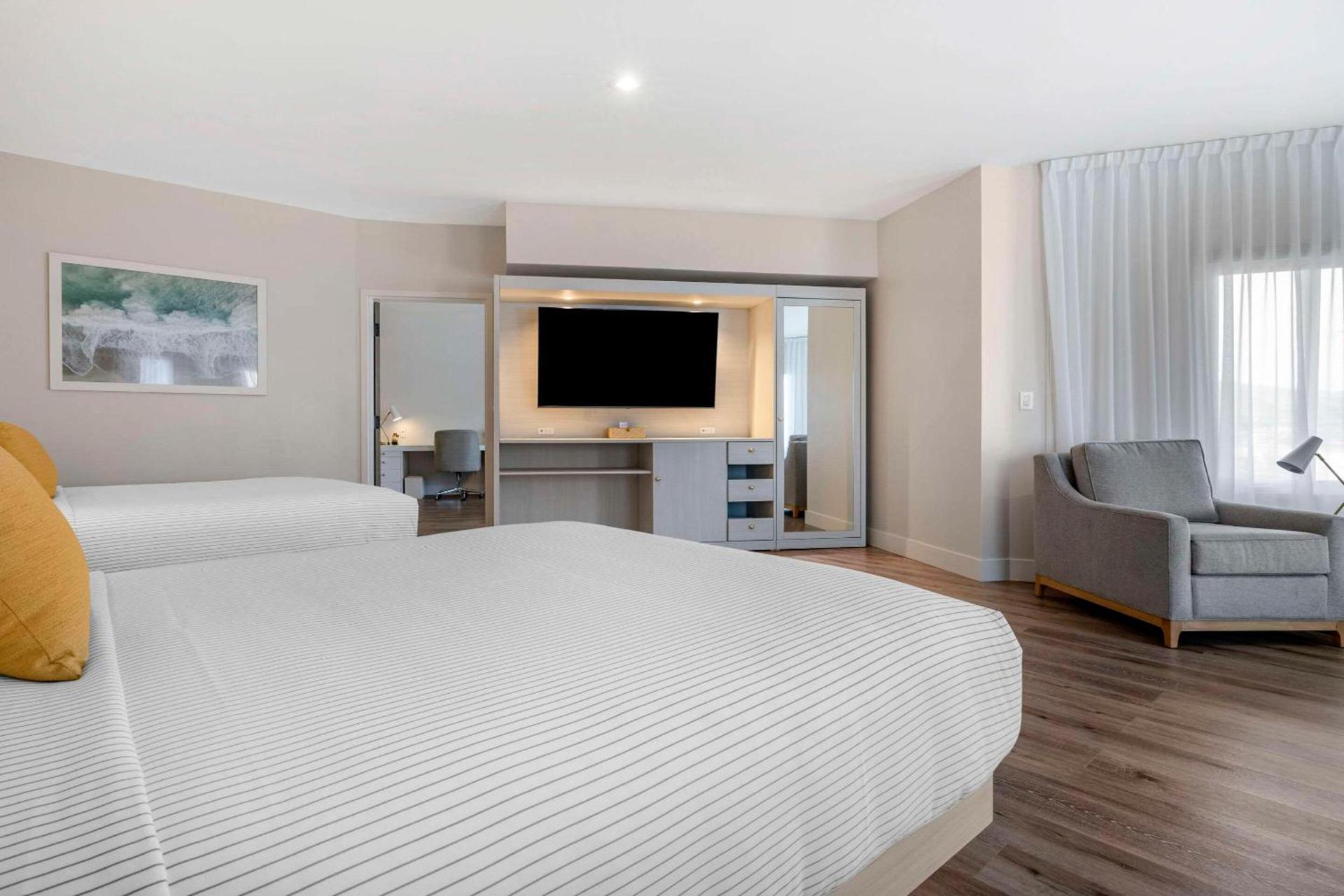 Cambria Hotel Calabasas - Malibu photo 8