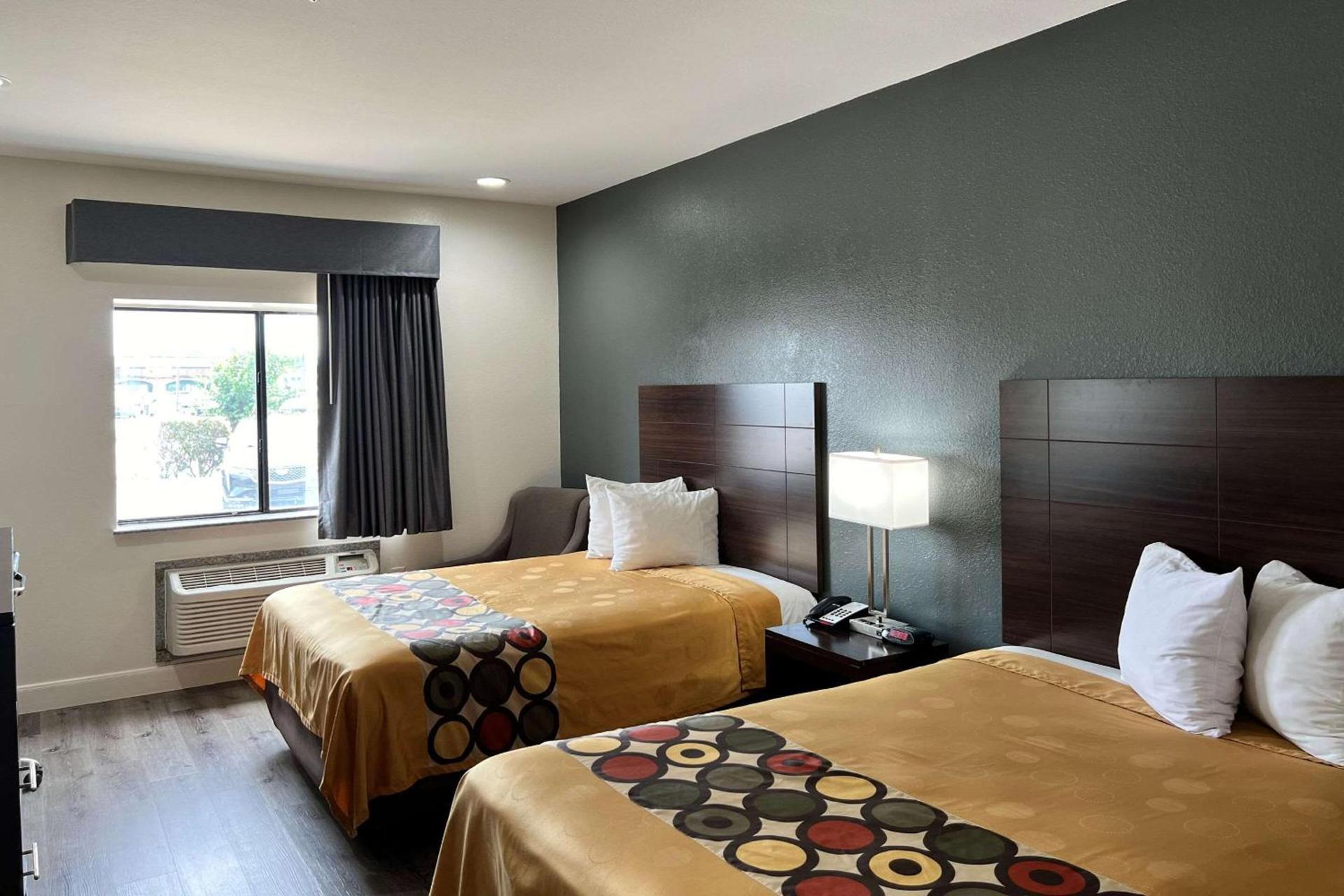 Econo Lodge Beaumont I-10 South photo 9