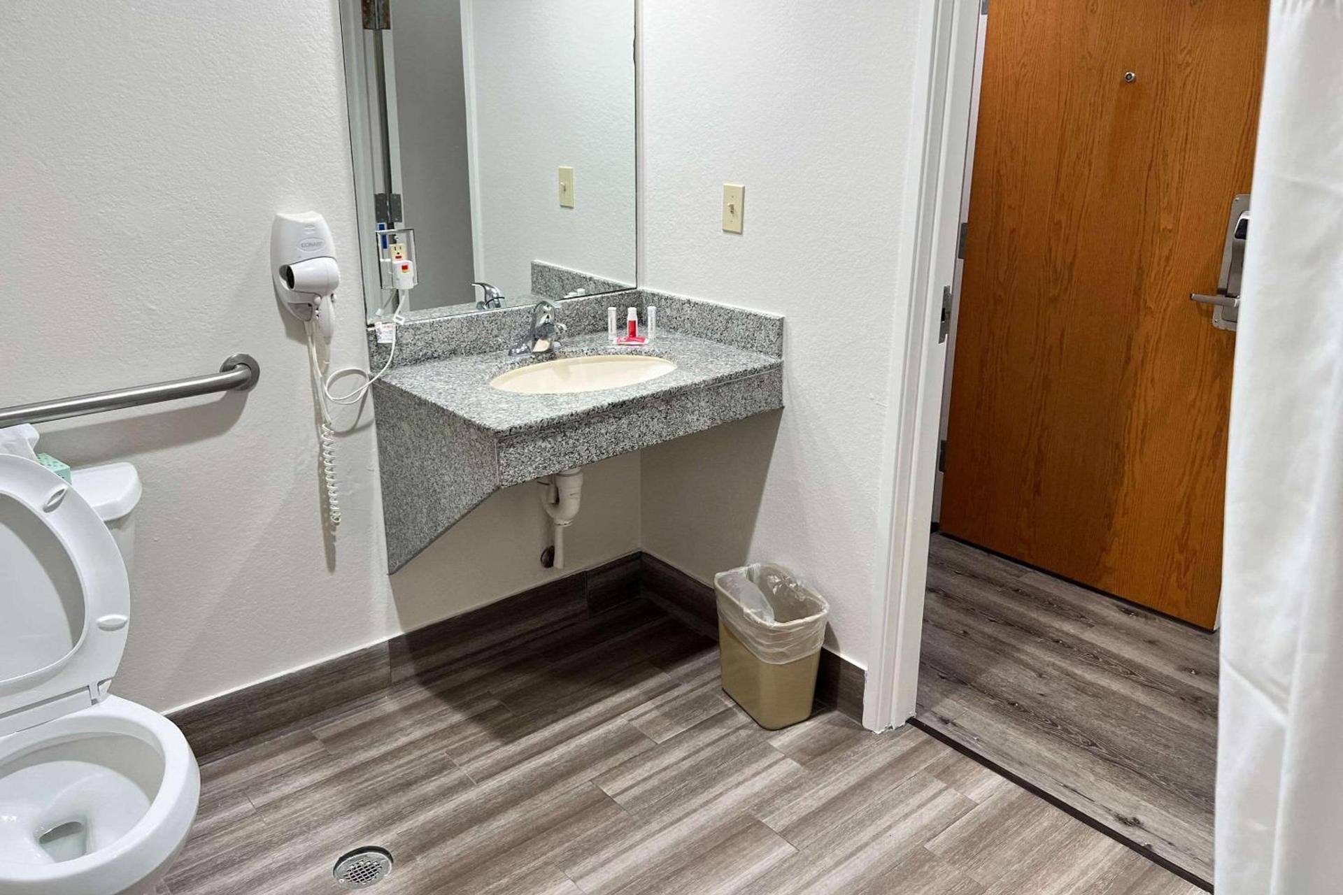 Econo Lodge Beaumont I-10 South photo 12