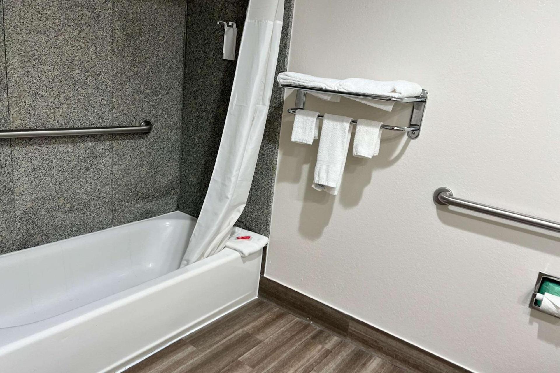 Econo Lodge Beaumont I-10 South photo 13