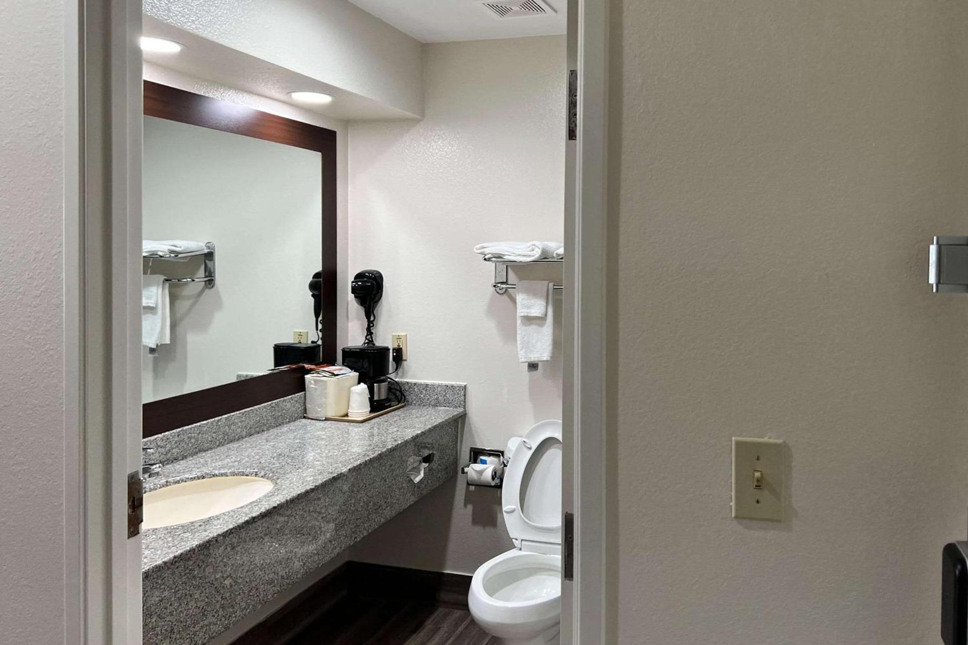 Econo Lodge Beaumont I-10 South photo 15