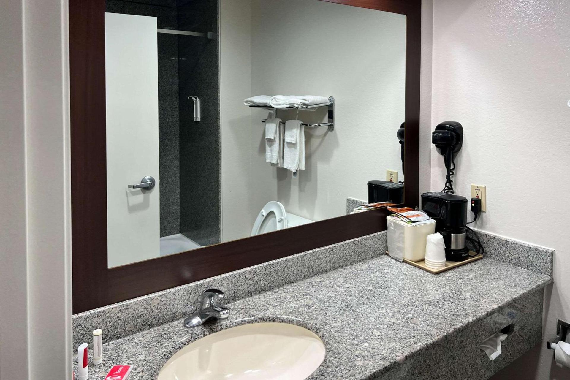 Econo Lodge Beaumont I-10 South photo 16