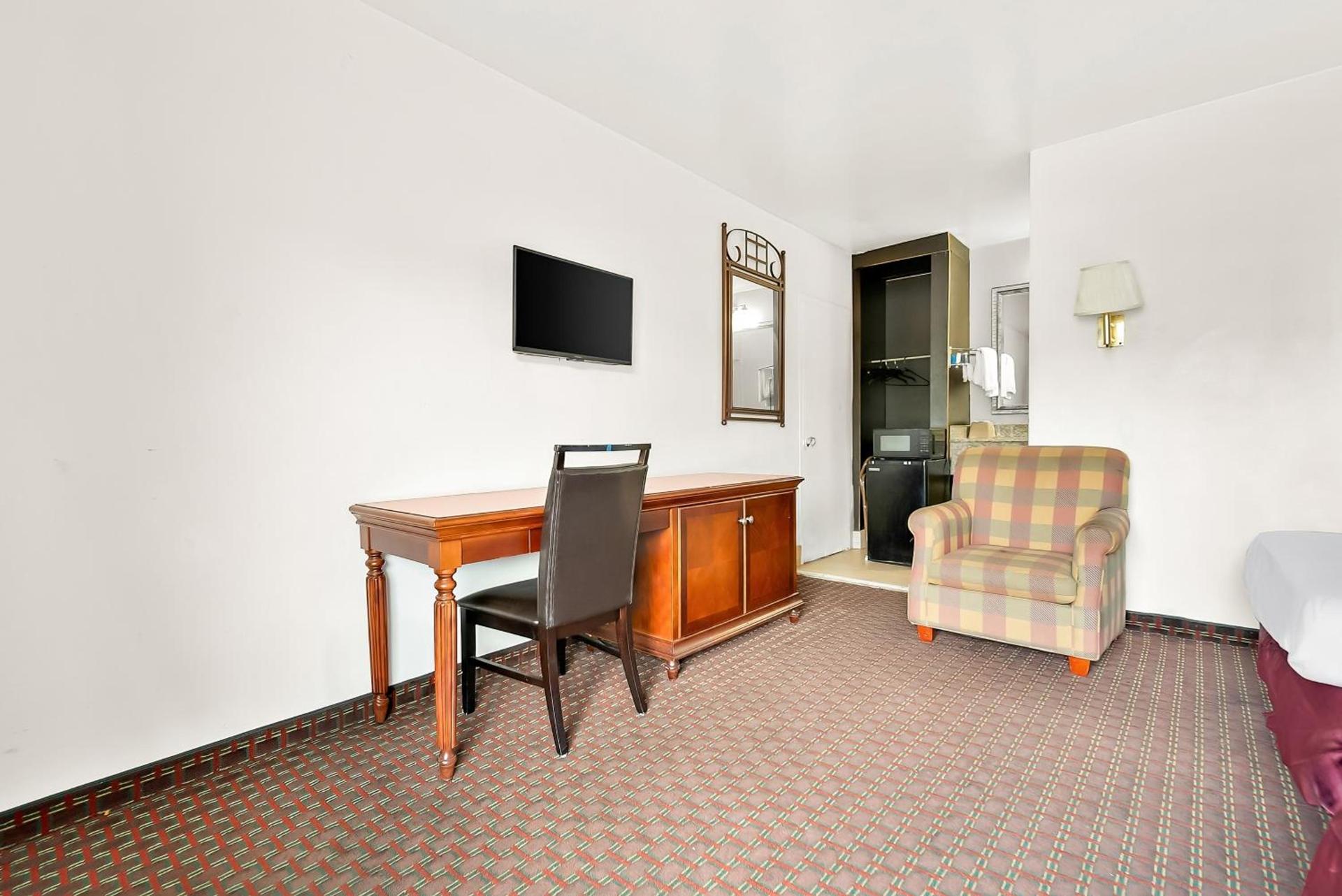 Capitol Inn and Suites photo 11