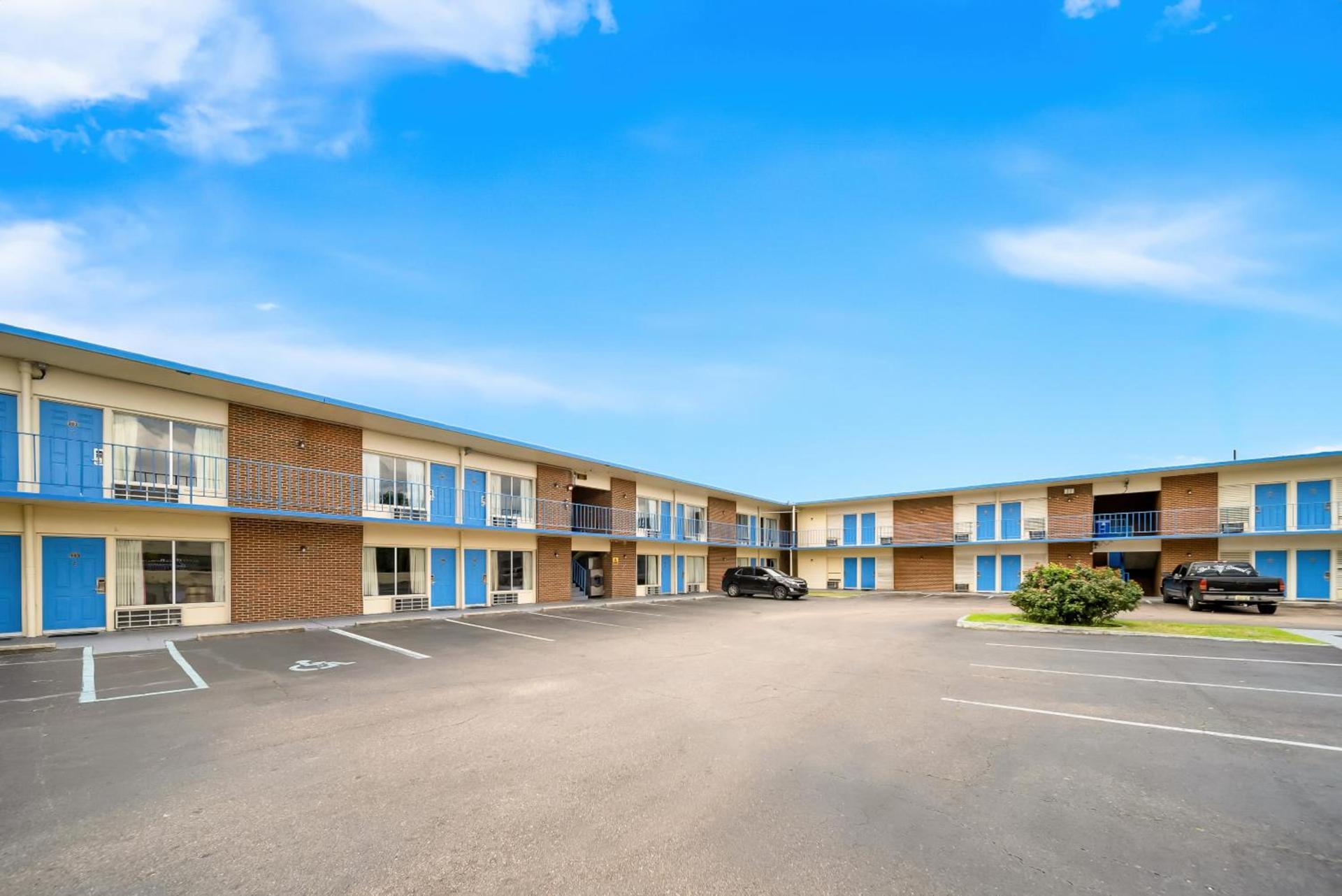 Capitol Inn and Suites photo 2