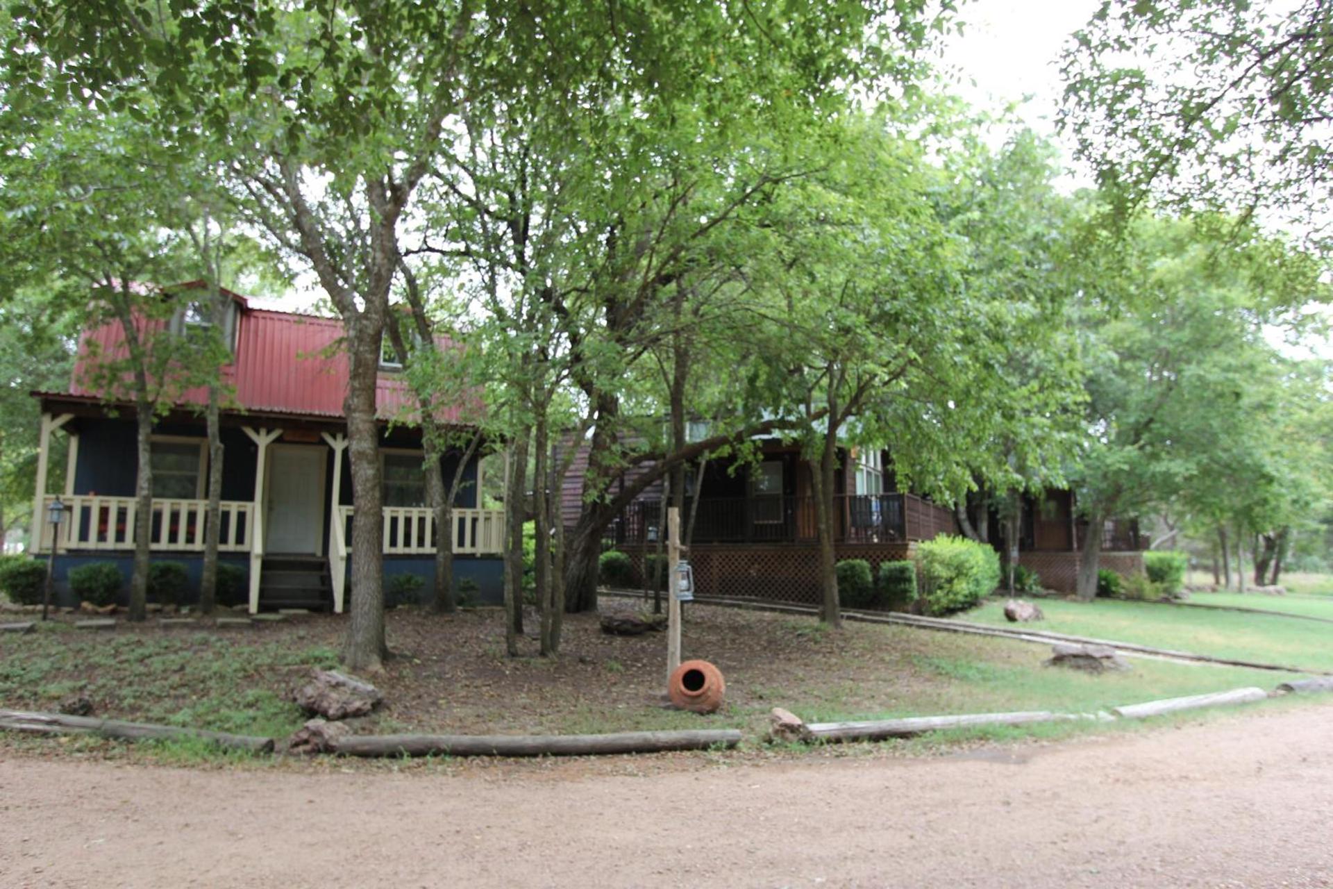 Almond Cabin photo 2
